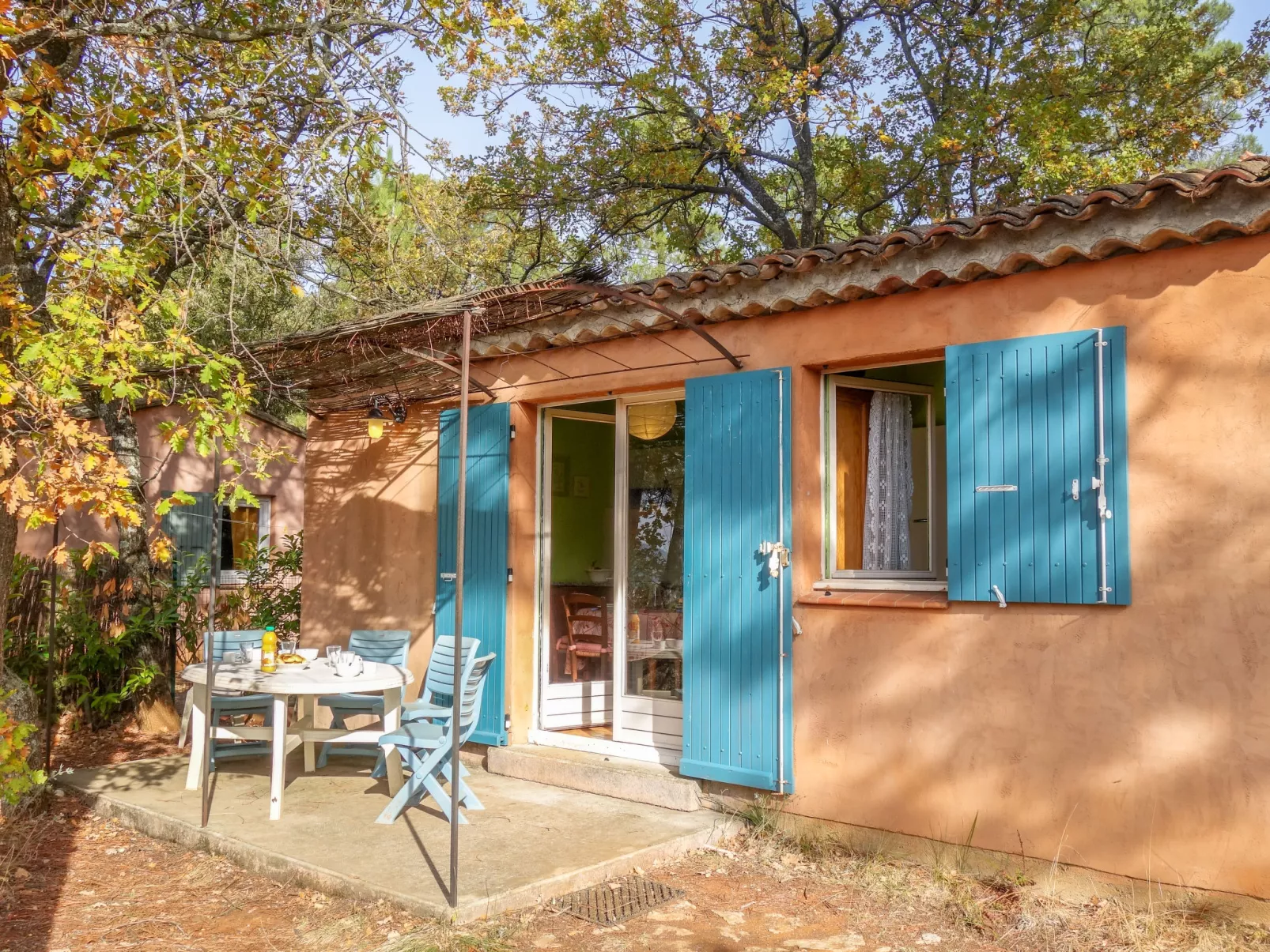 La Colline des Ocres-Outside