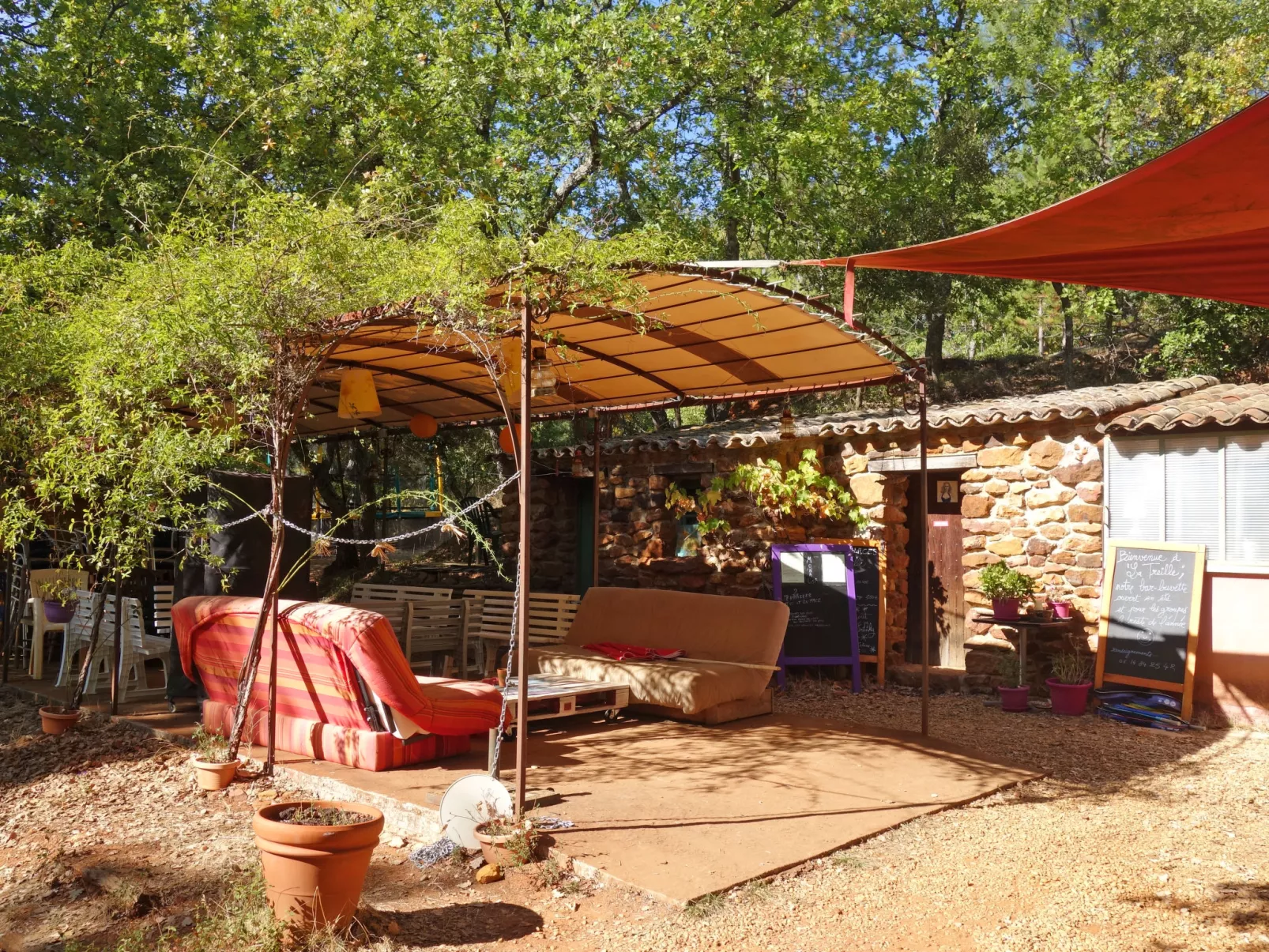 La Colline des Ocres-Outside
