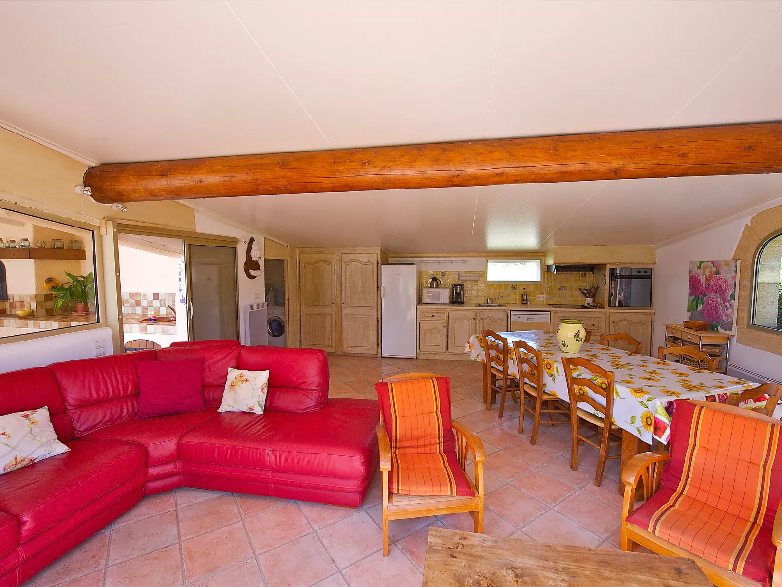 Cucuron-Inside
