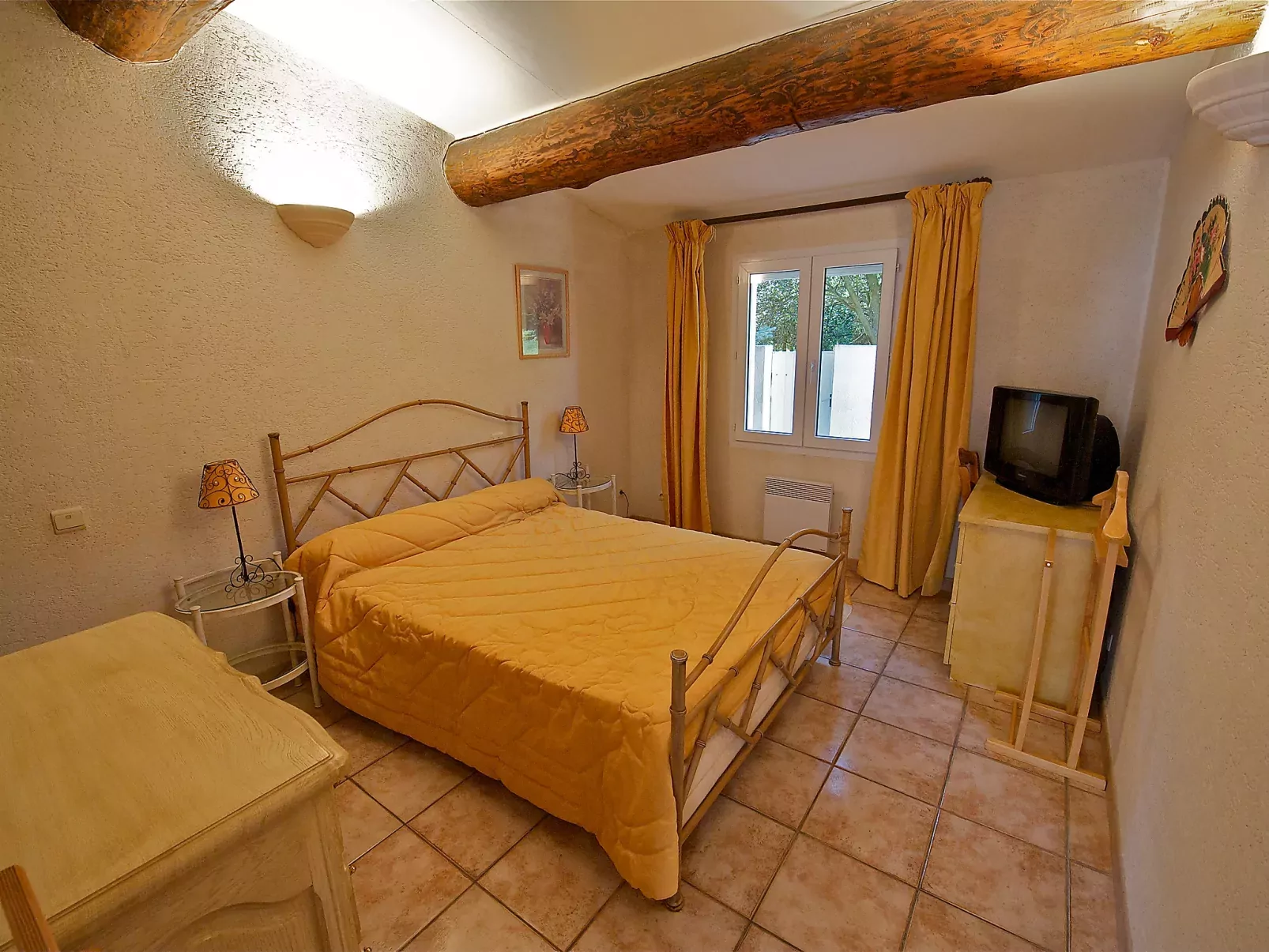 Cucuron-Inside