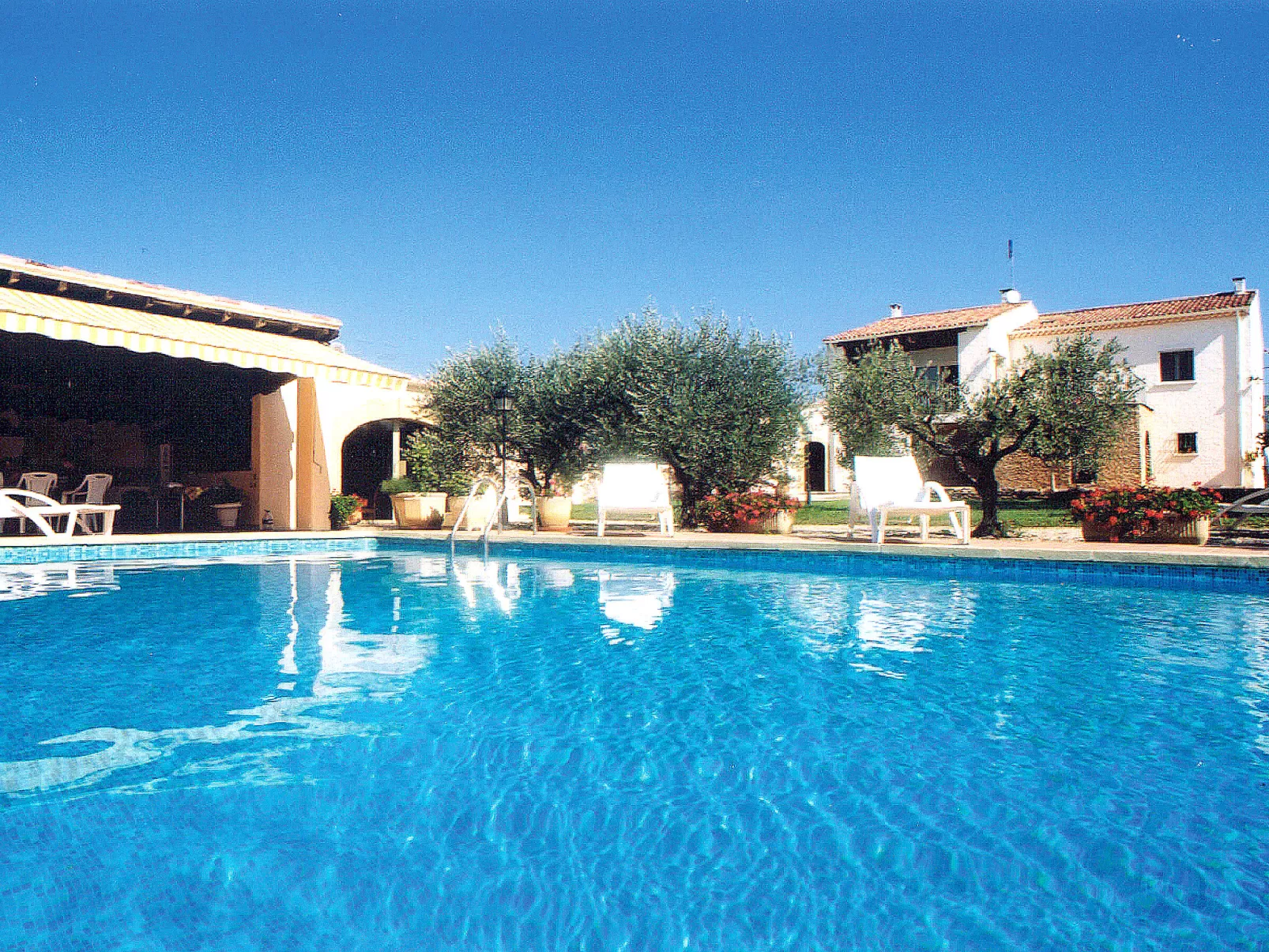 Cucuron-Outside