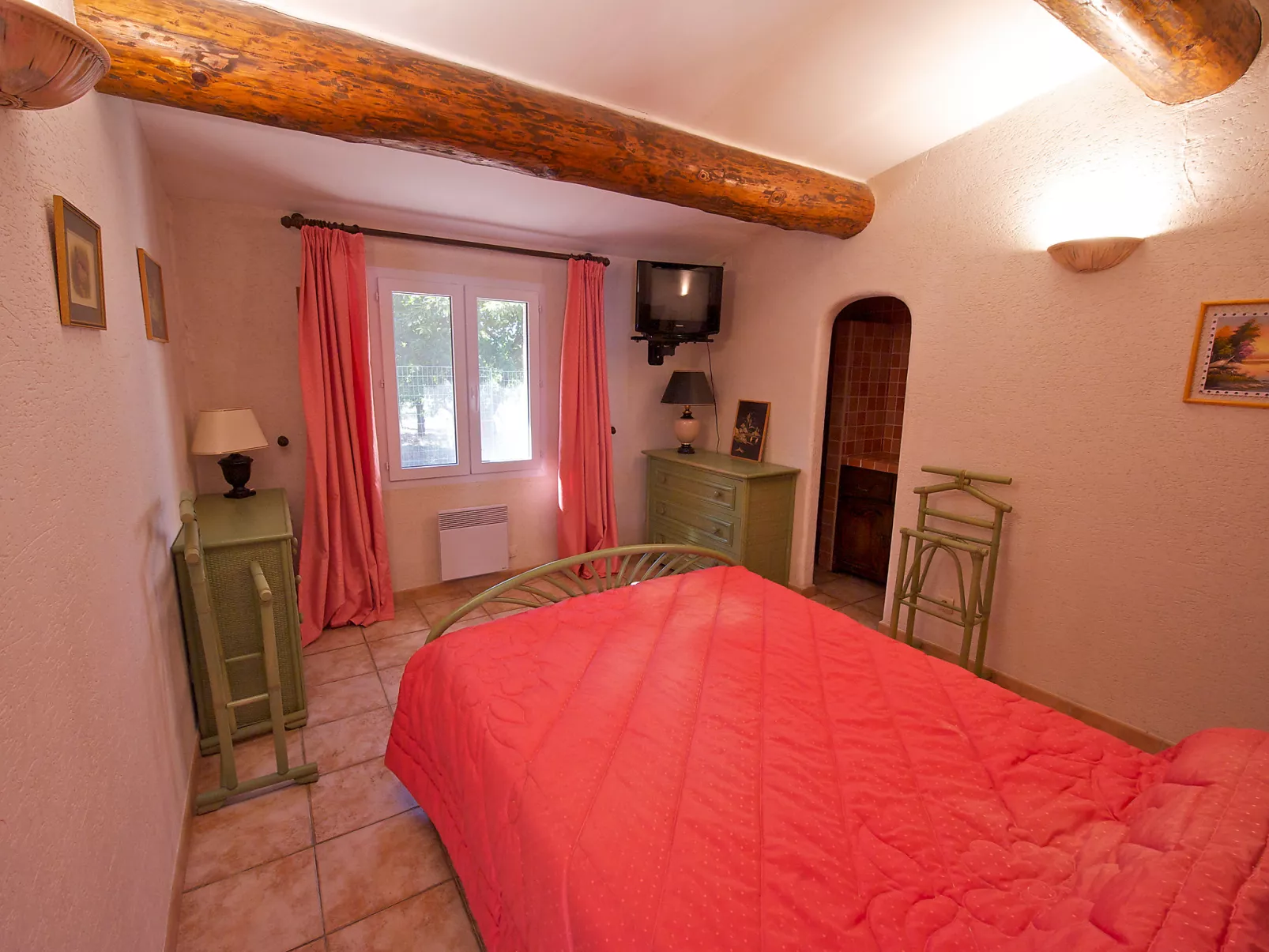 Cucuron-Inside