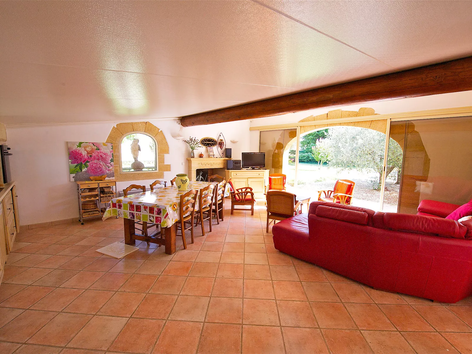 Cucuron-Inside