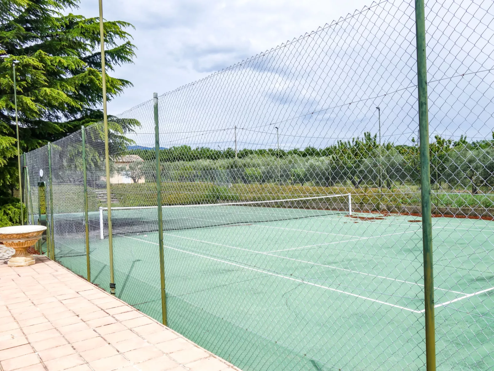 Cucuron-Outside
