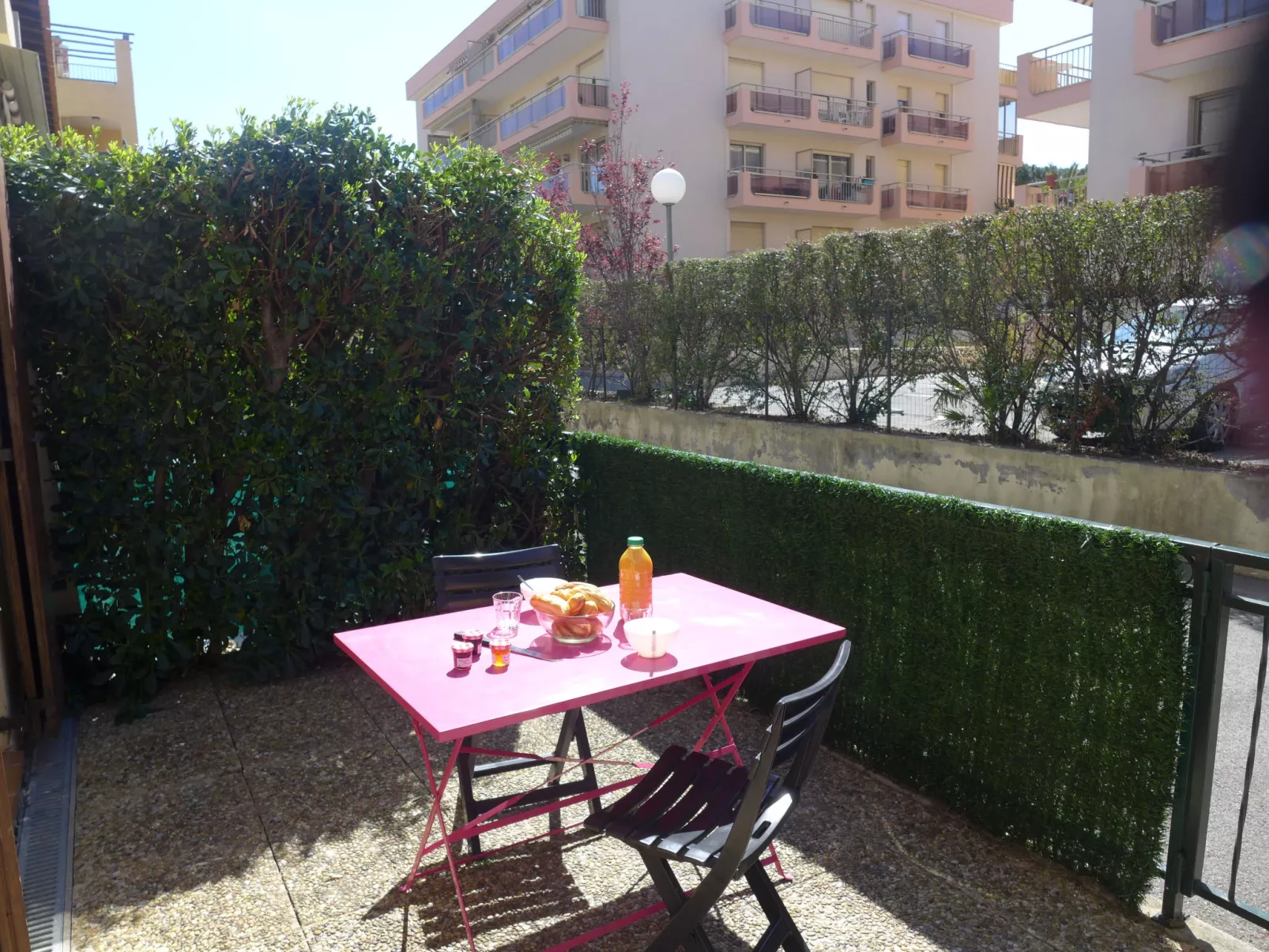 Les Coralines-Outside