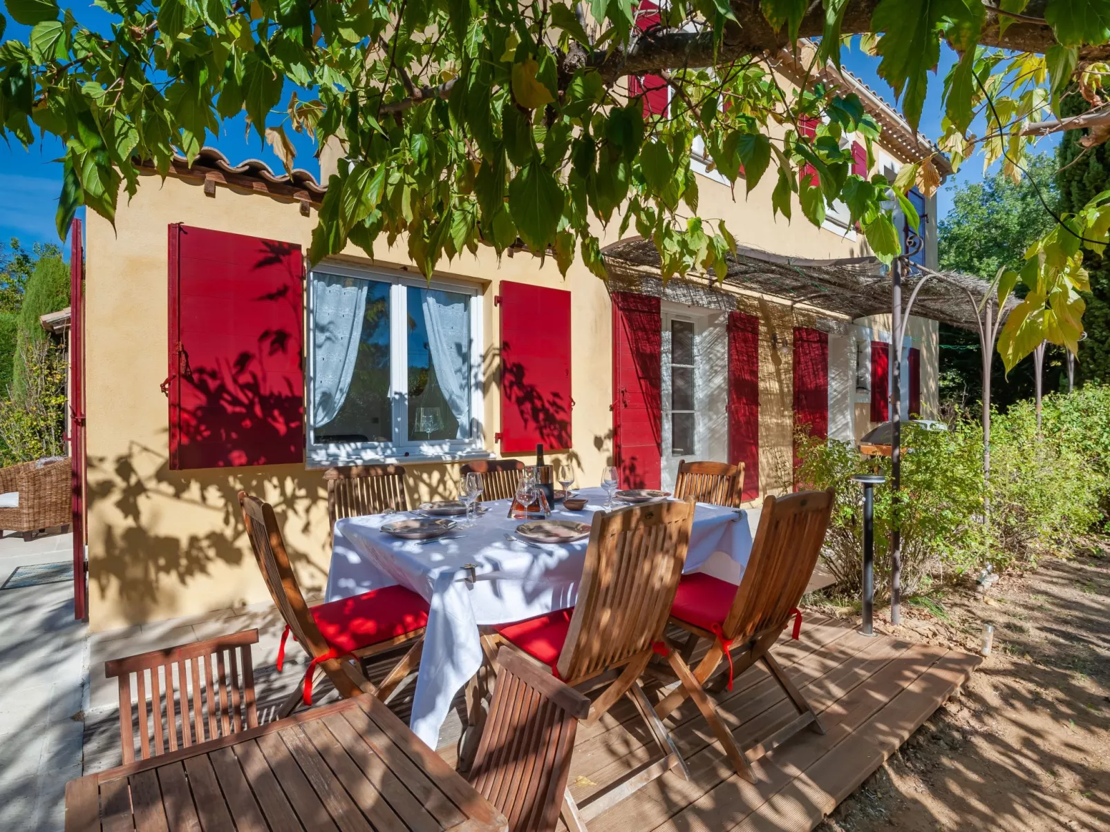Mas de L'Oulivier-Outside