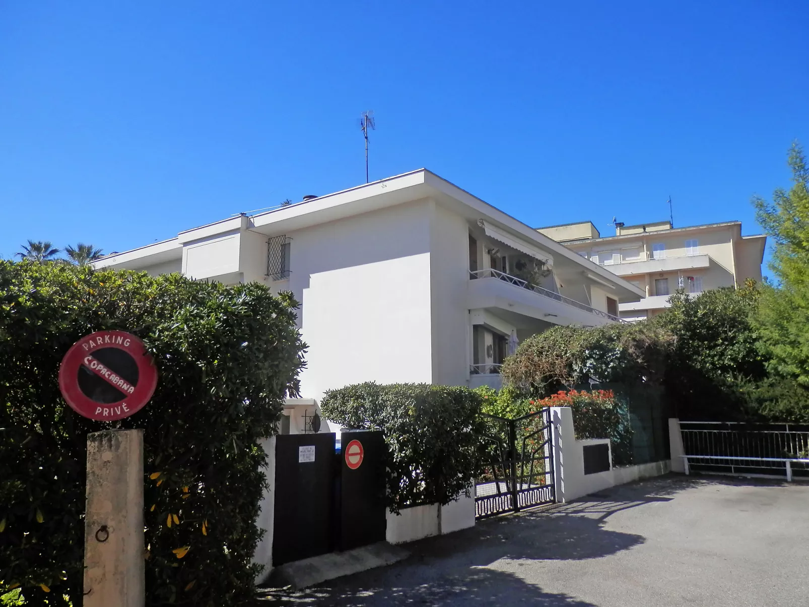 Le Marlyne 2-Outside