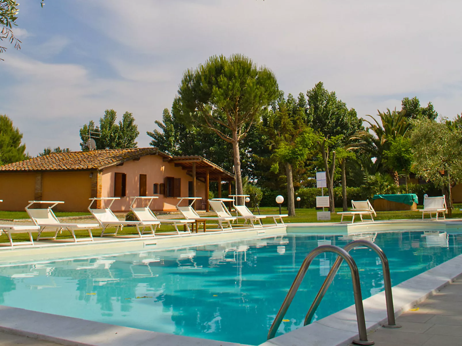 Le Capanne III-Outside