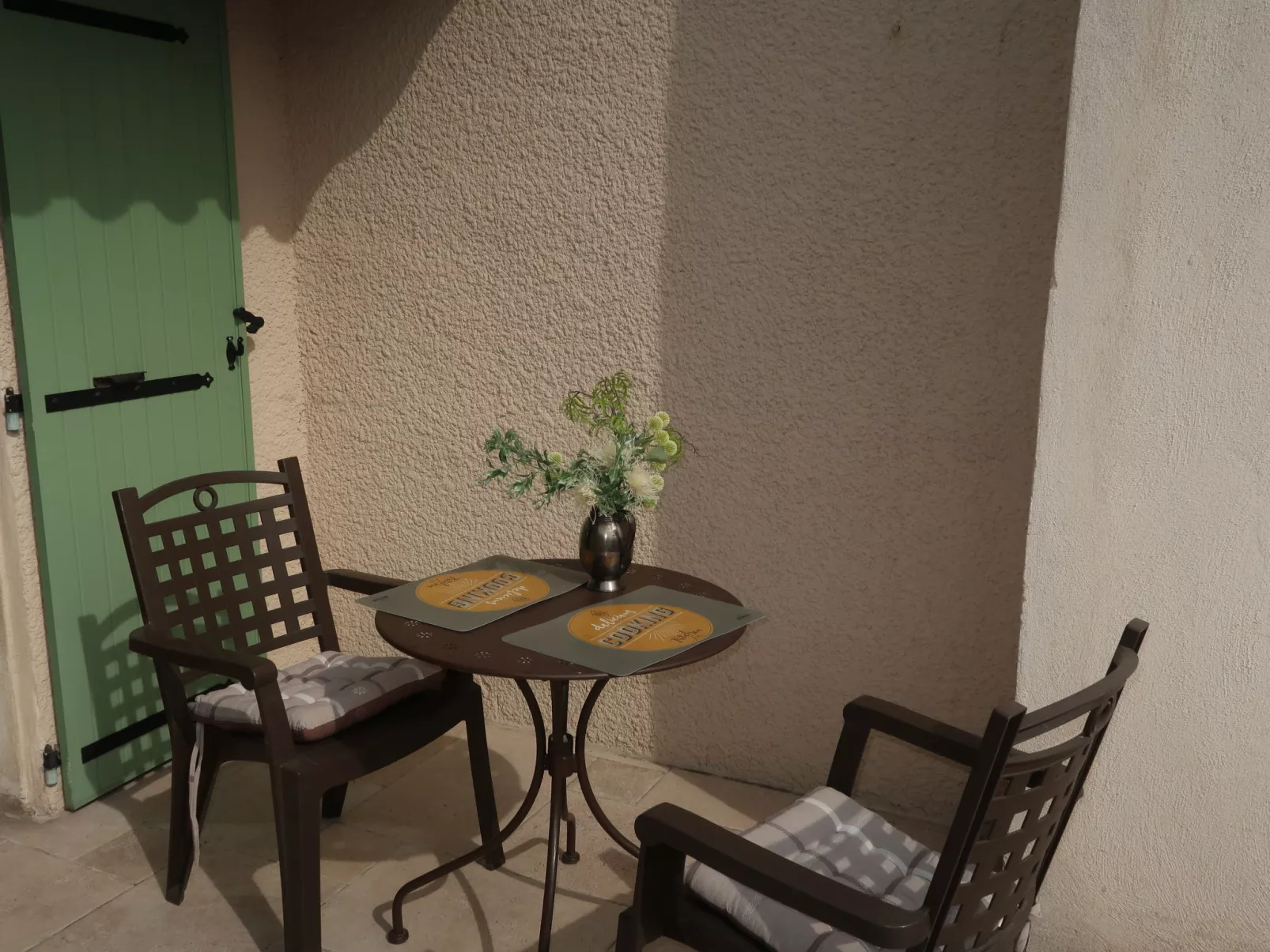 L'Aquillon-Outside
