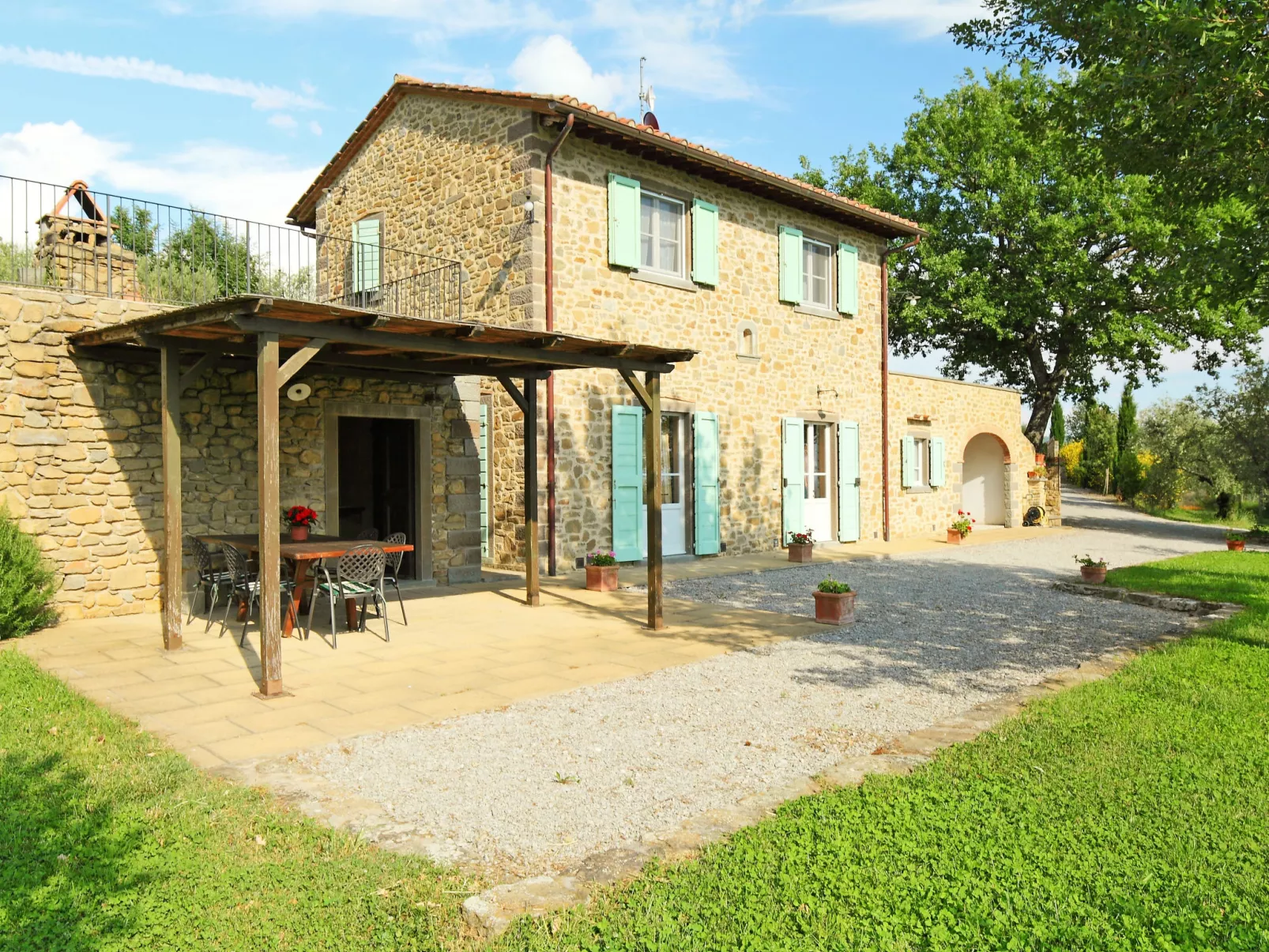 Cortona Sunshine-Outside