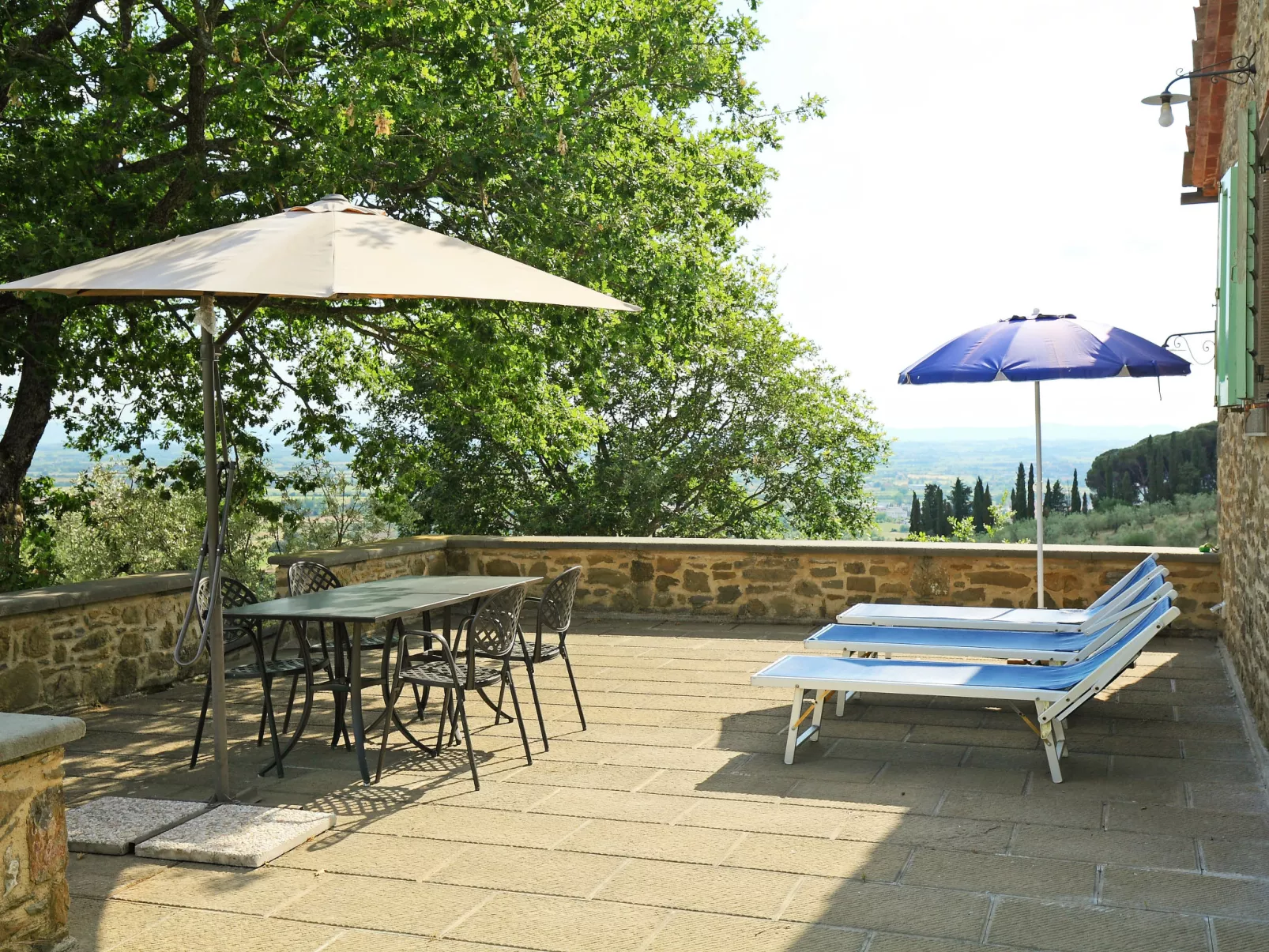 Cortona Sunshine-Outside