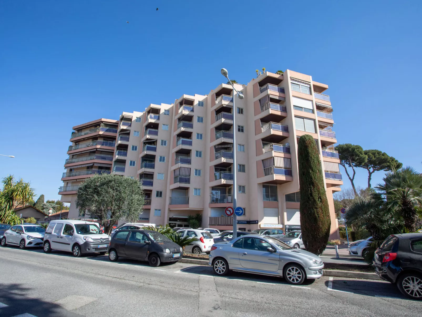 Le Baccara-Outside