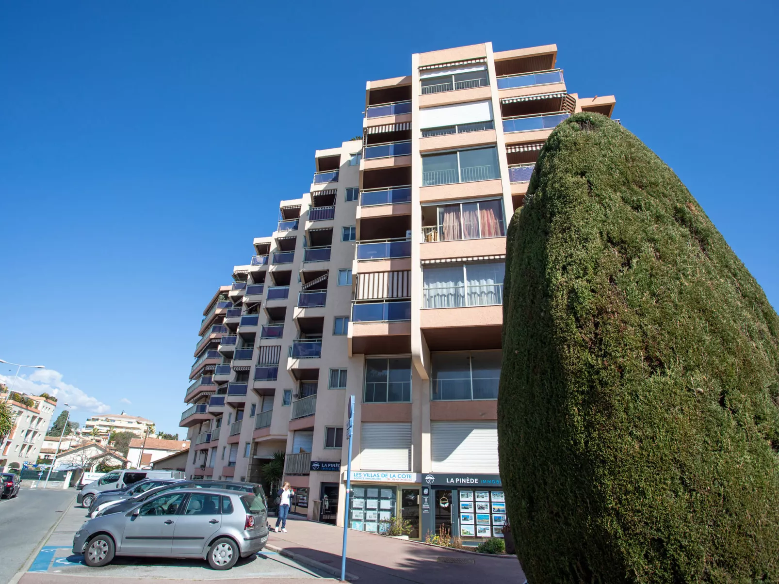 Le Baccara-Outside