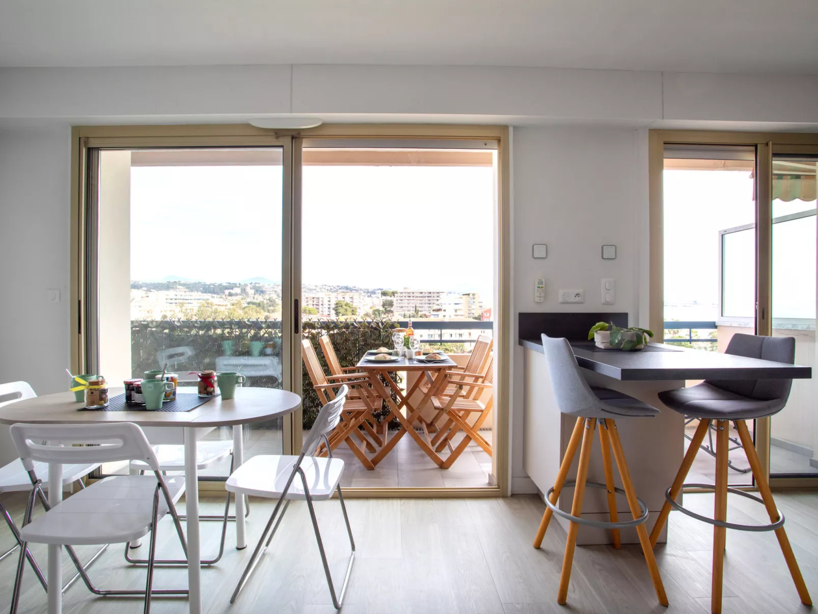 Le Cagnes Beach-Inside