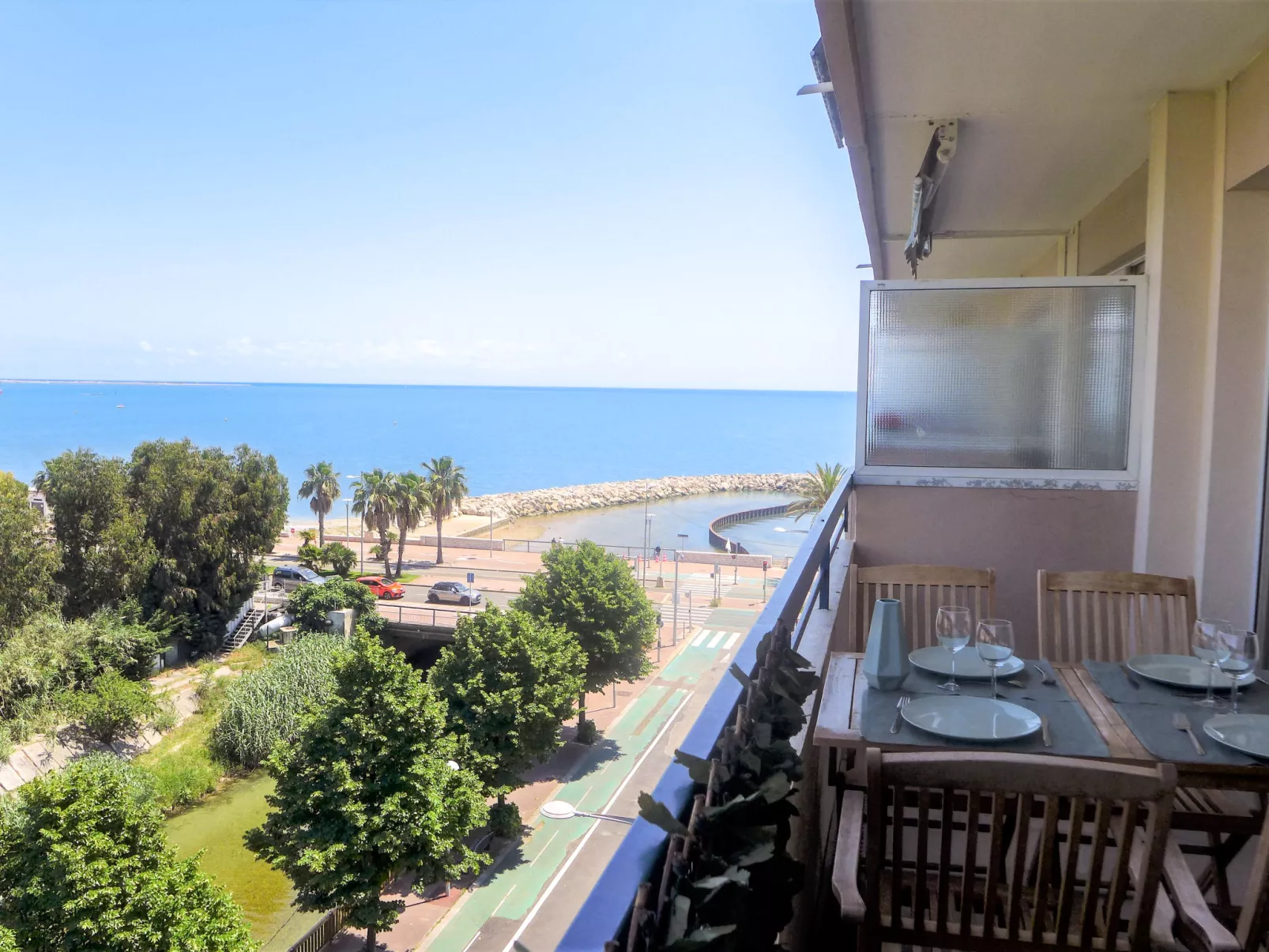 Le Cagnes Beach-Outside