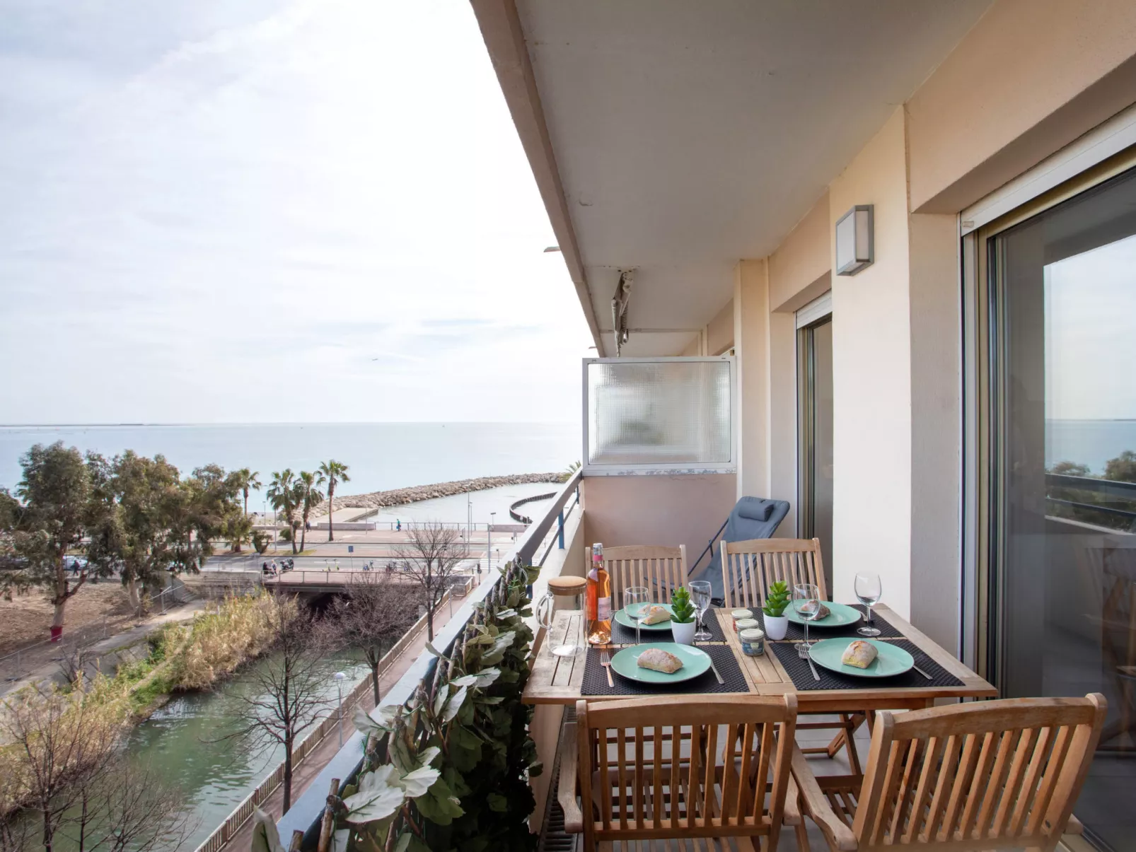 Le Cagnes Beach-Outside