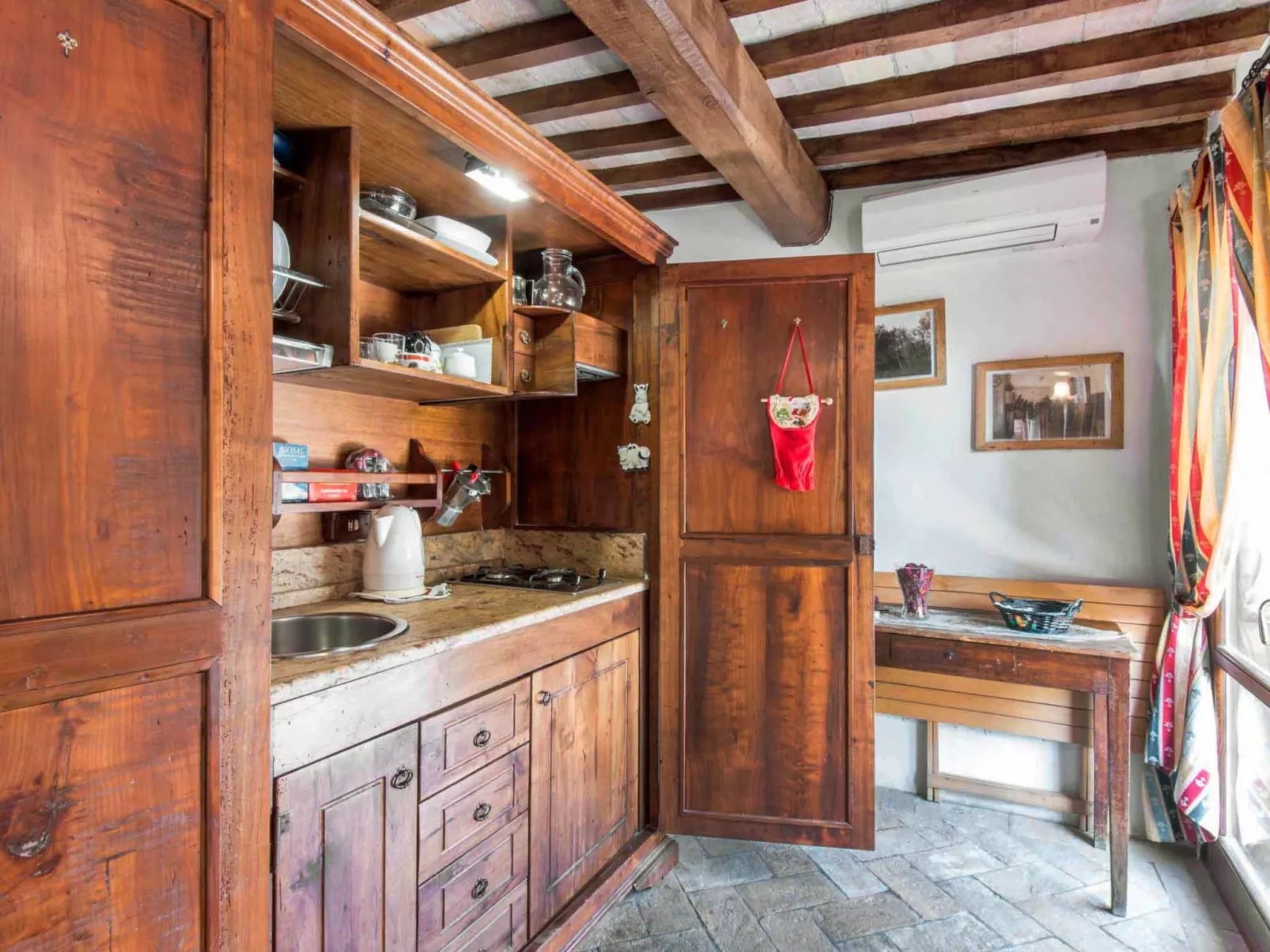 Charming Terrace-Inside