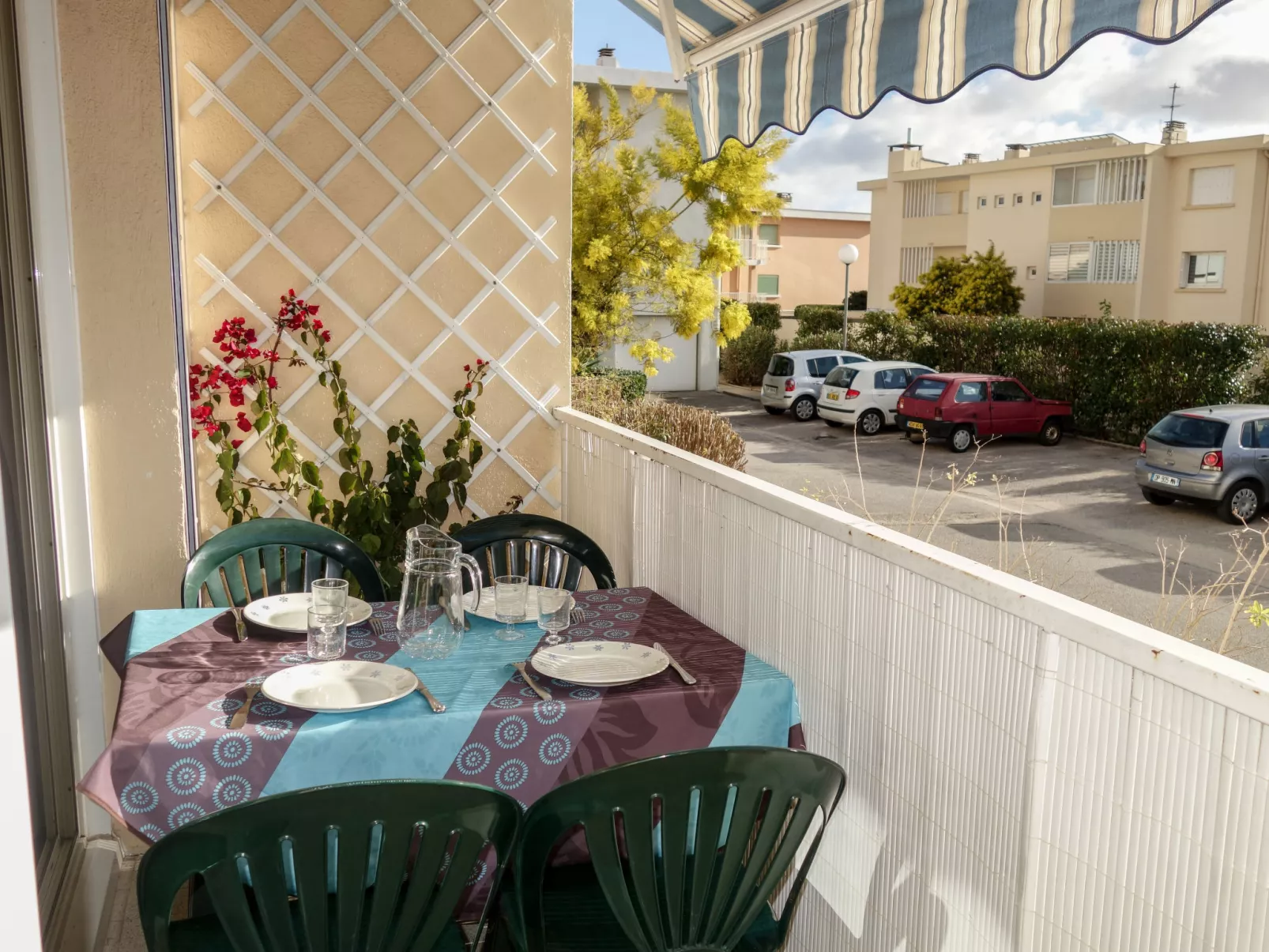 Les Bermudes-Outside