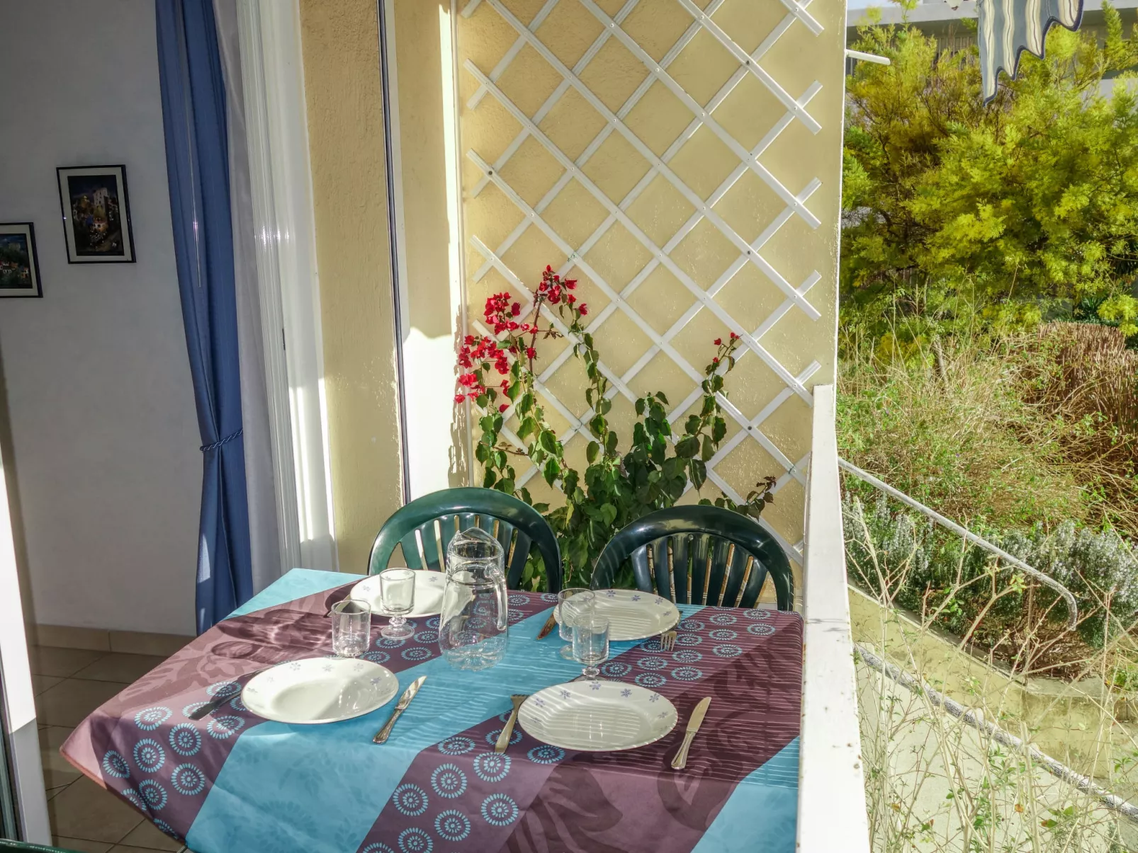 Les Bermudes-Outside