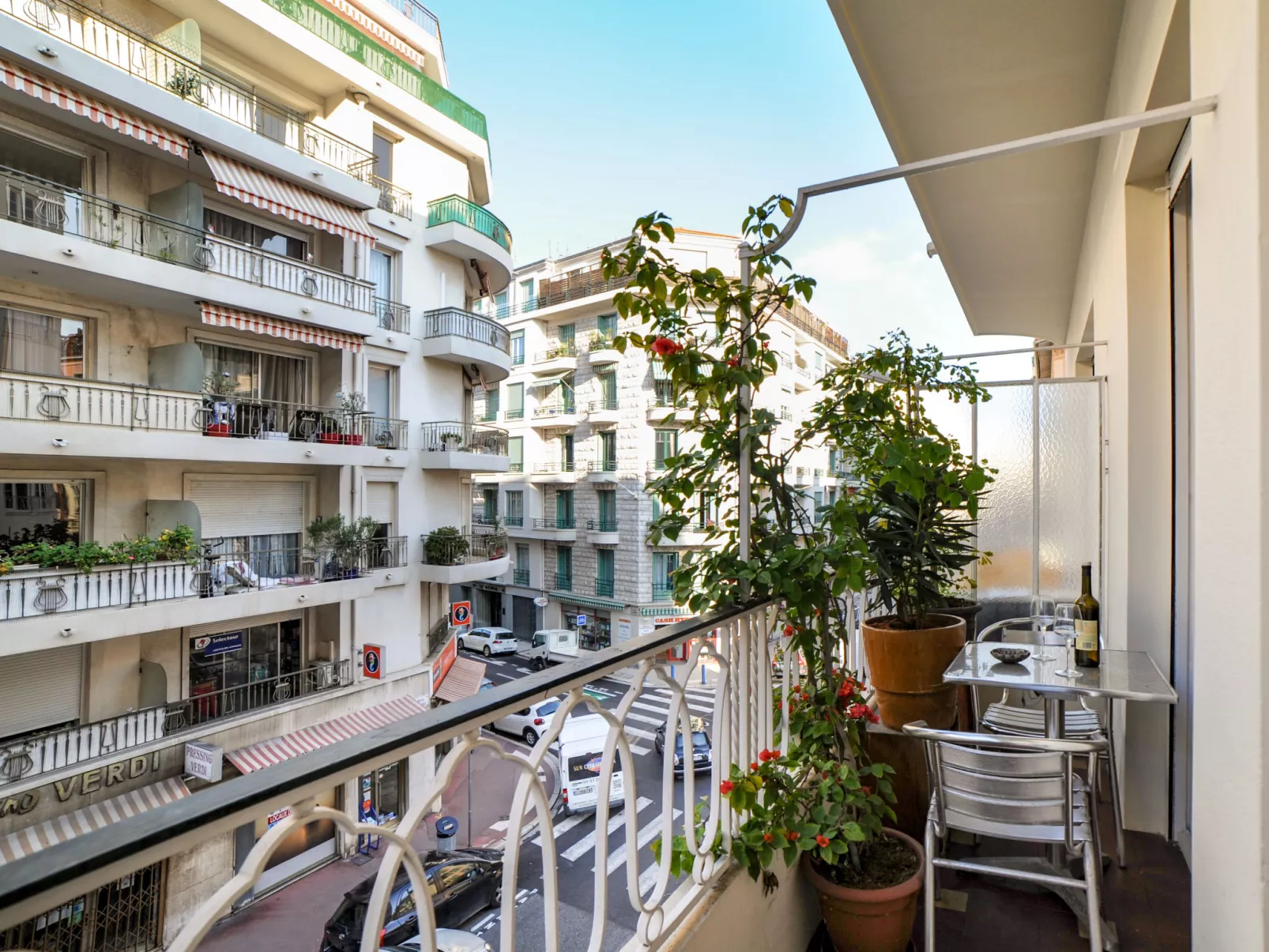 Le Suez-Outside