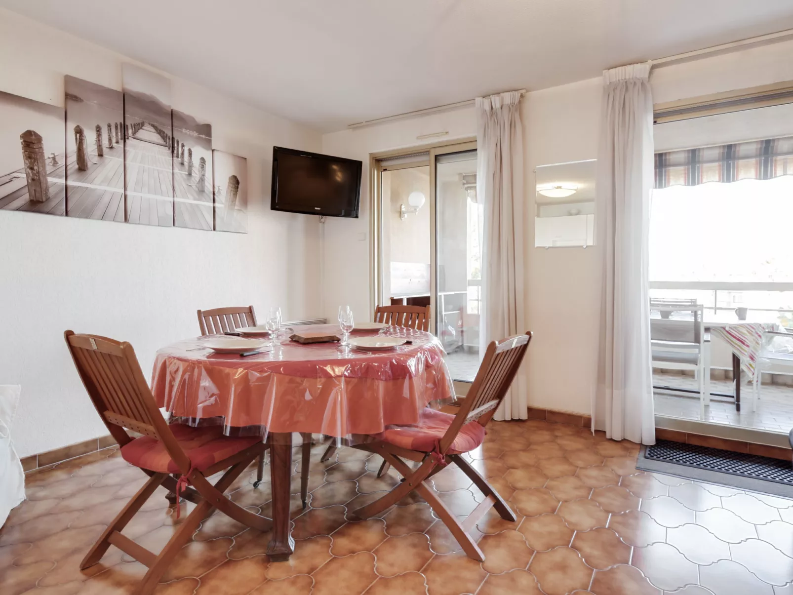 Les Regates-Inside