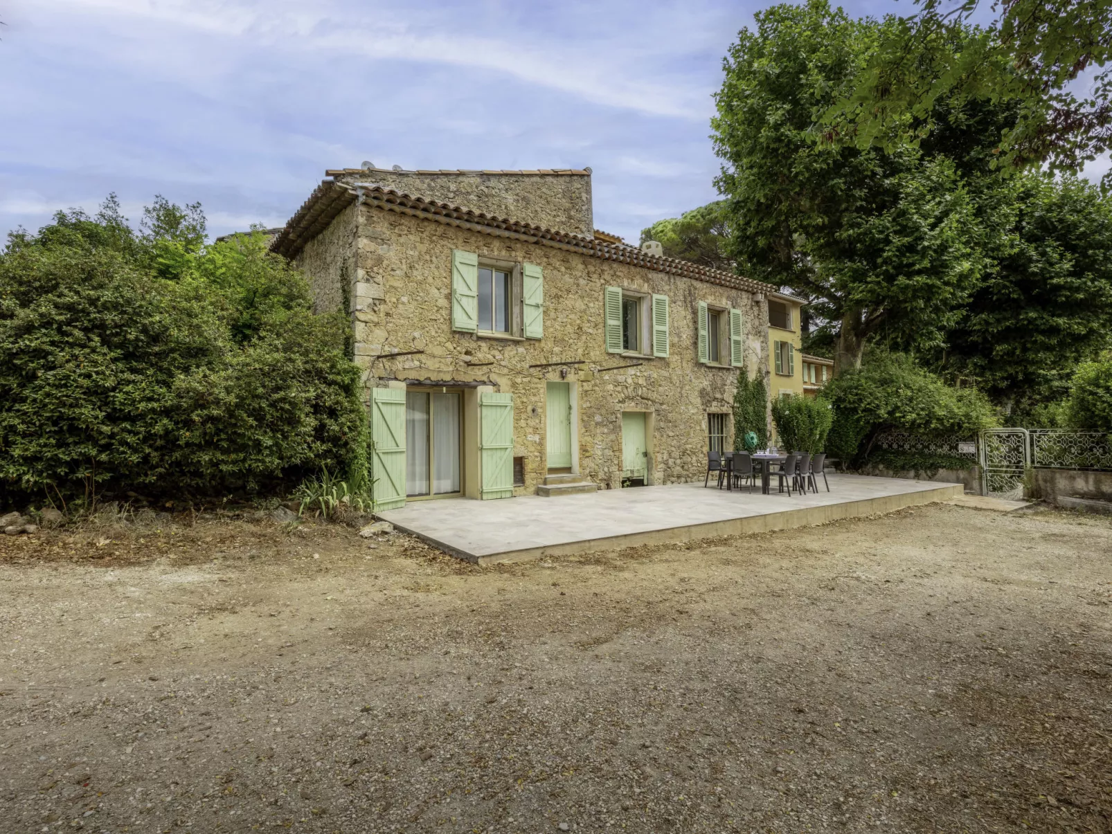 La Ferme-Outside