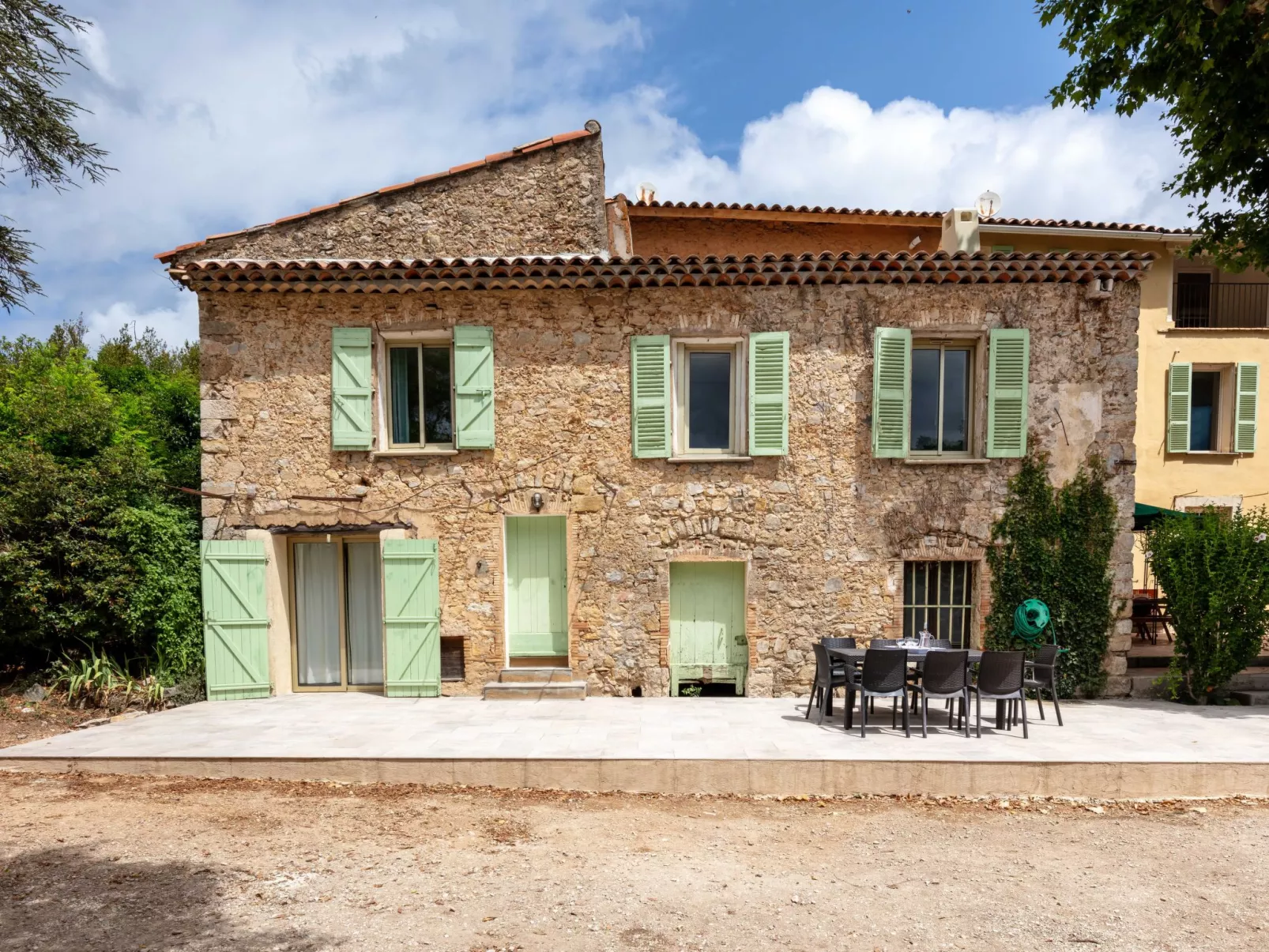 La Ferme-Outside