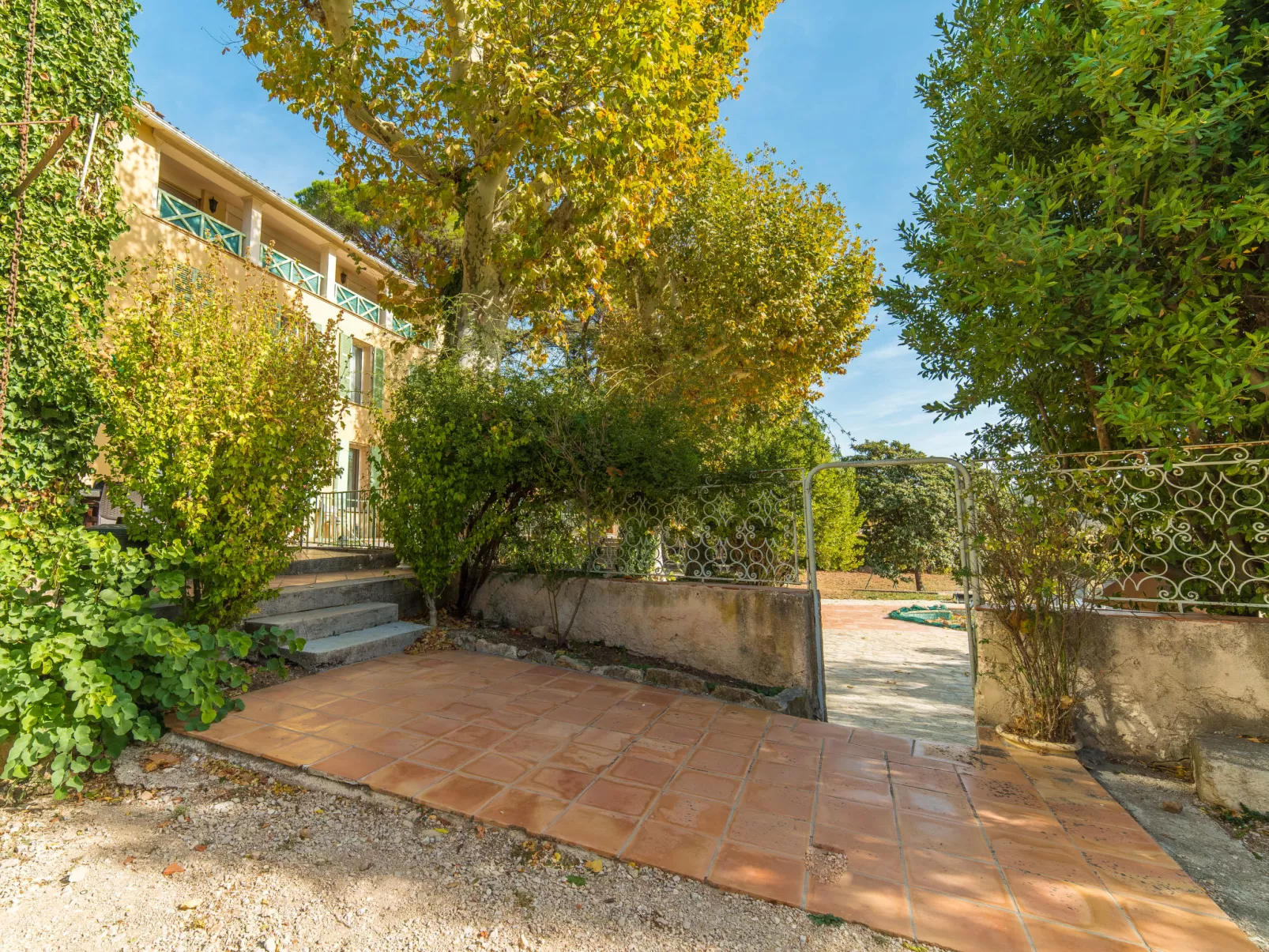 La Ferme-Outside