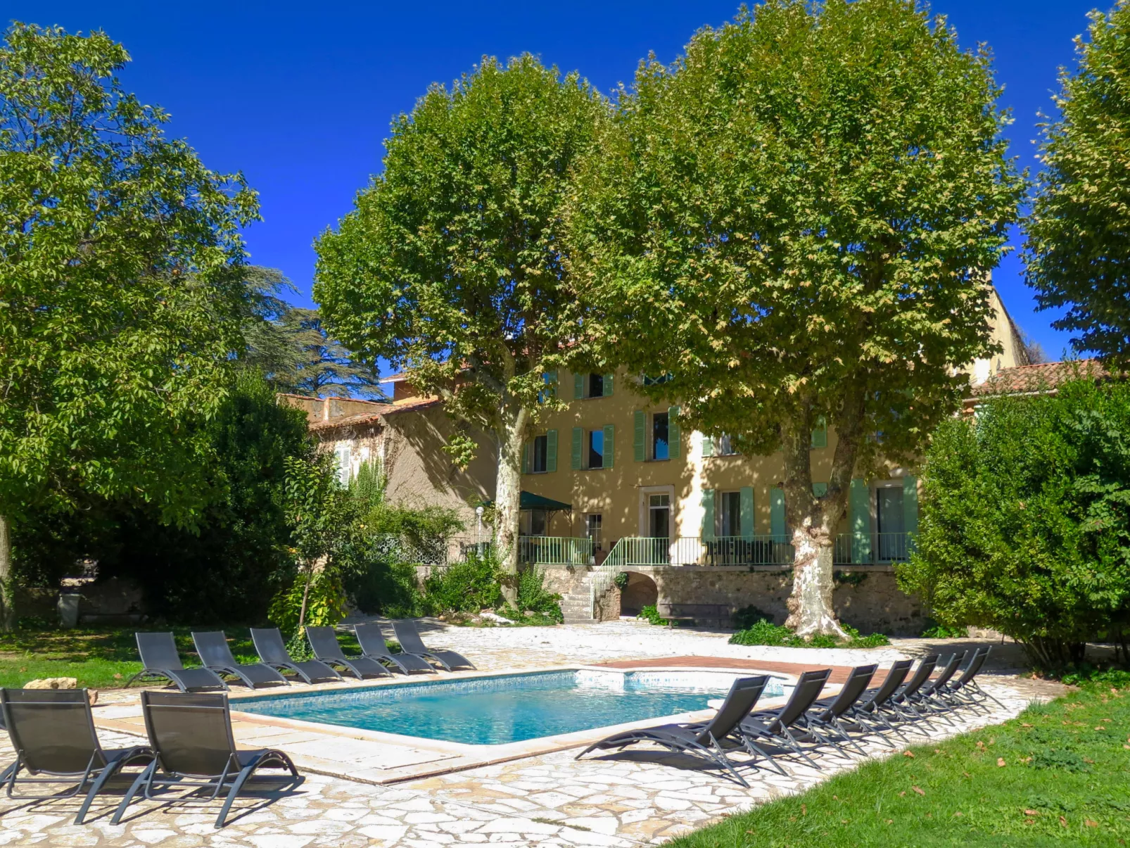 La Ferme-Outside