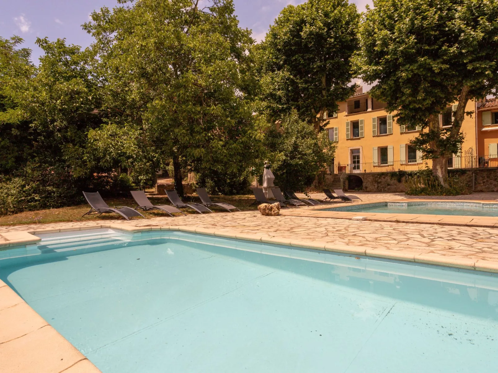La Ferme-Outside