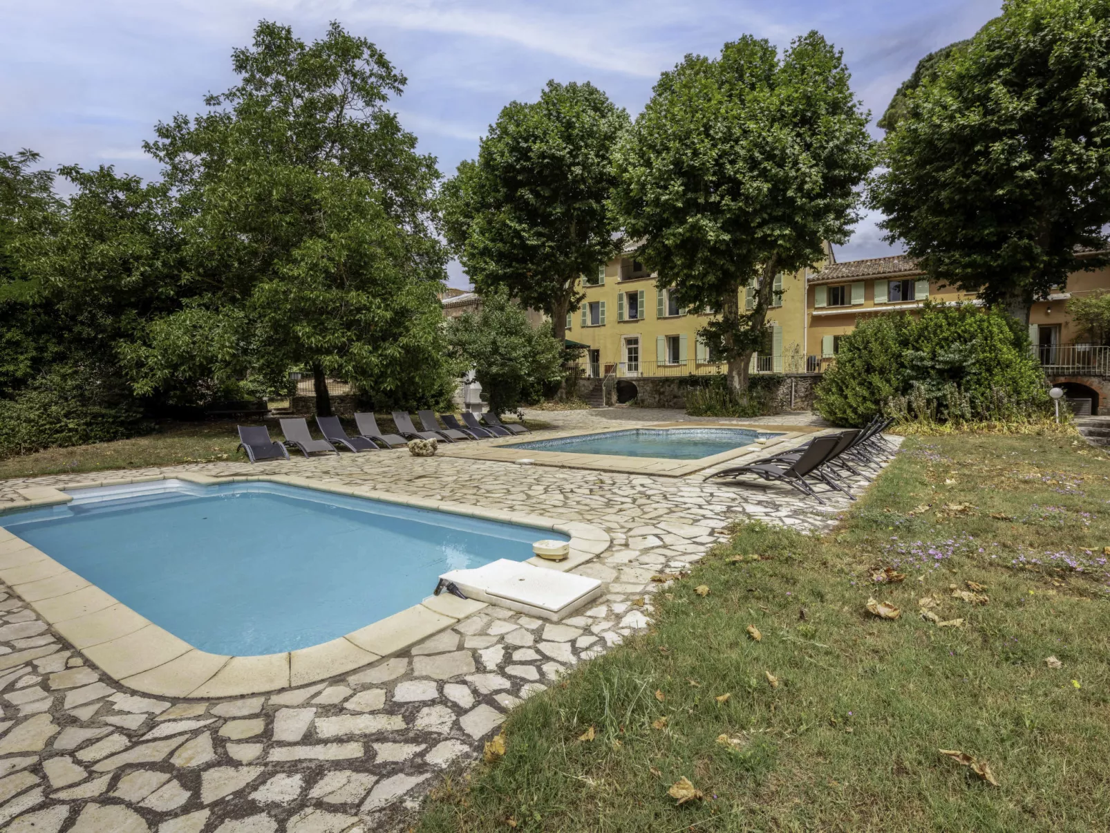 La Ferme-Outside