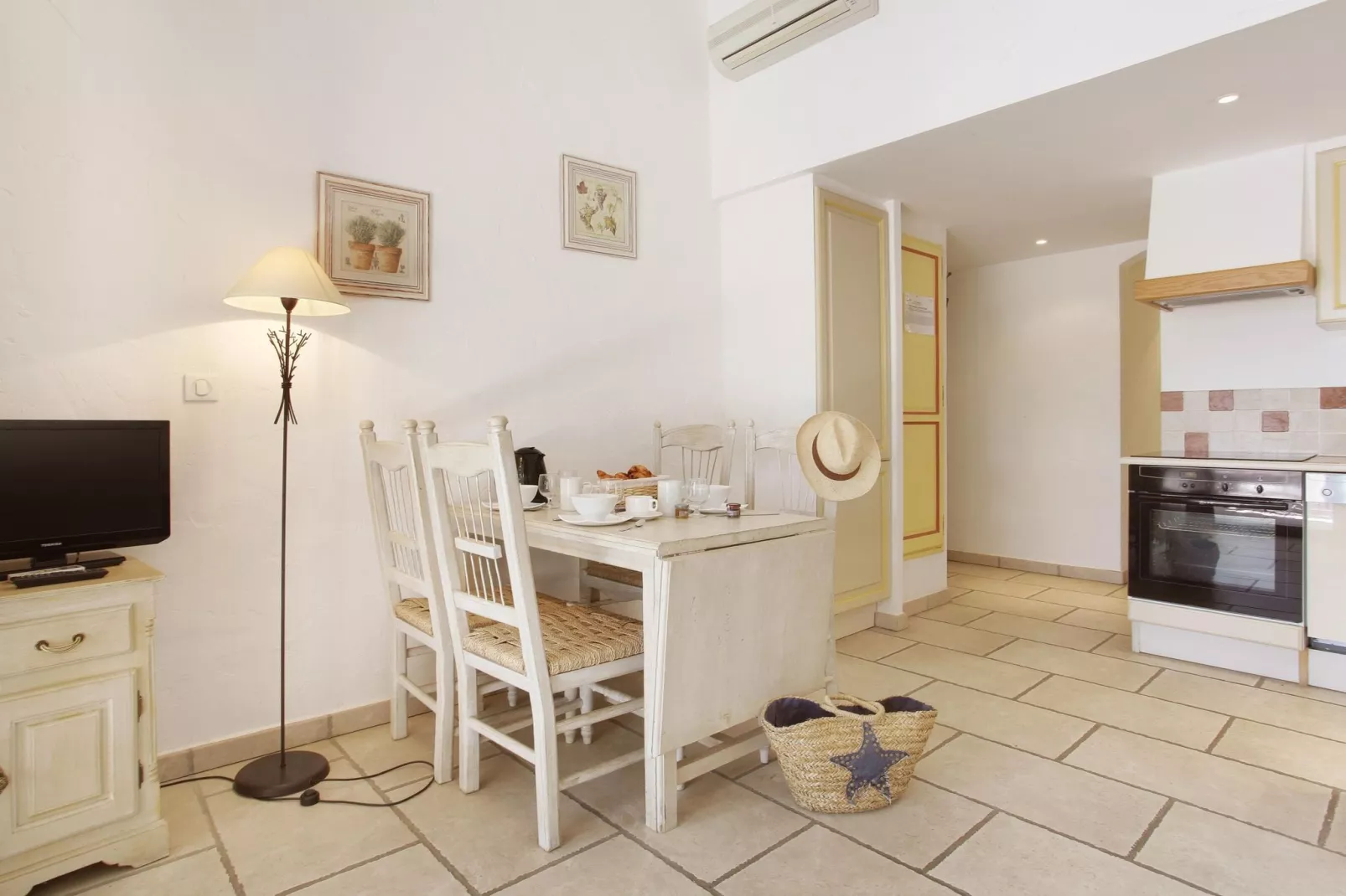 La Bastide des Chênes 1-Living room