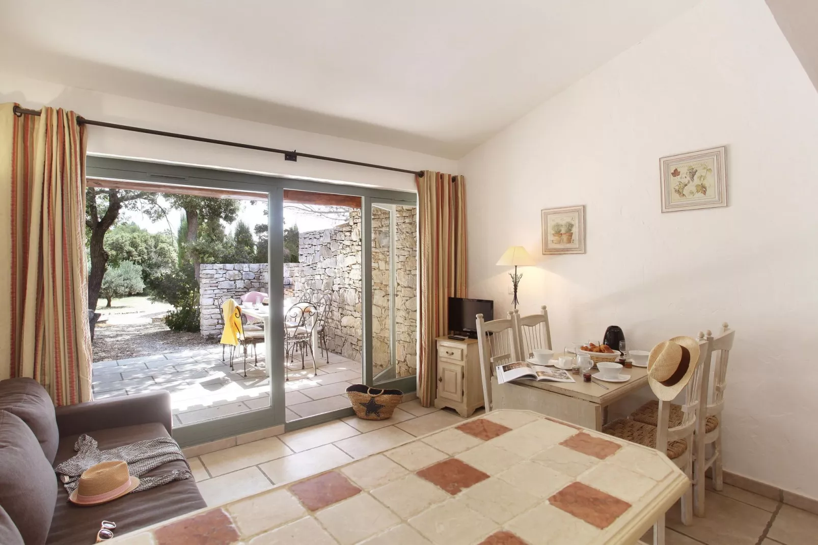 La Bastide des Chênes 1-Living room
