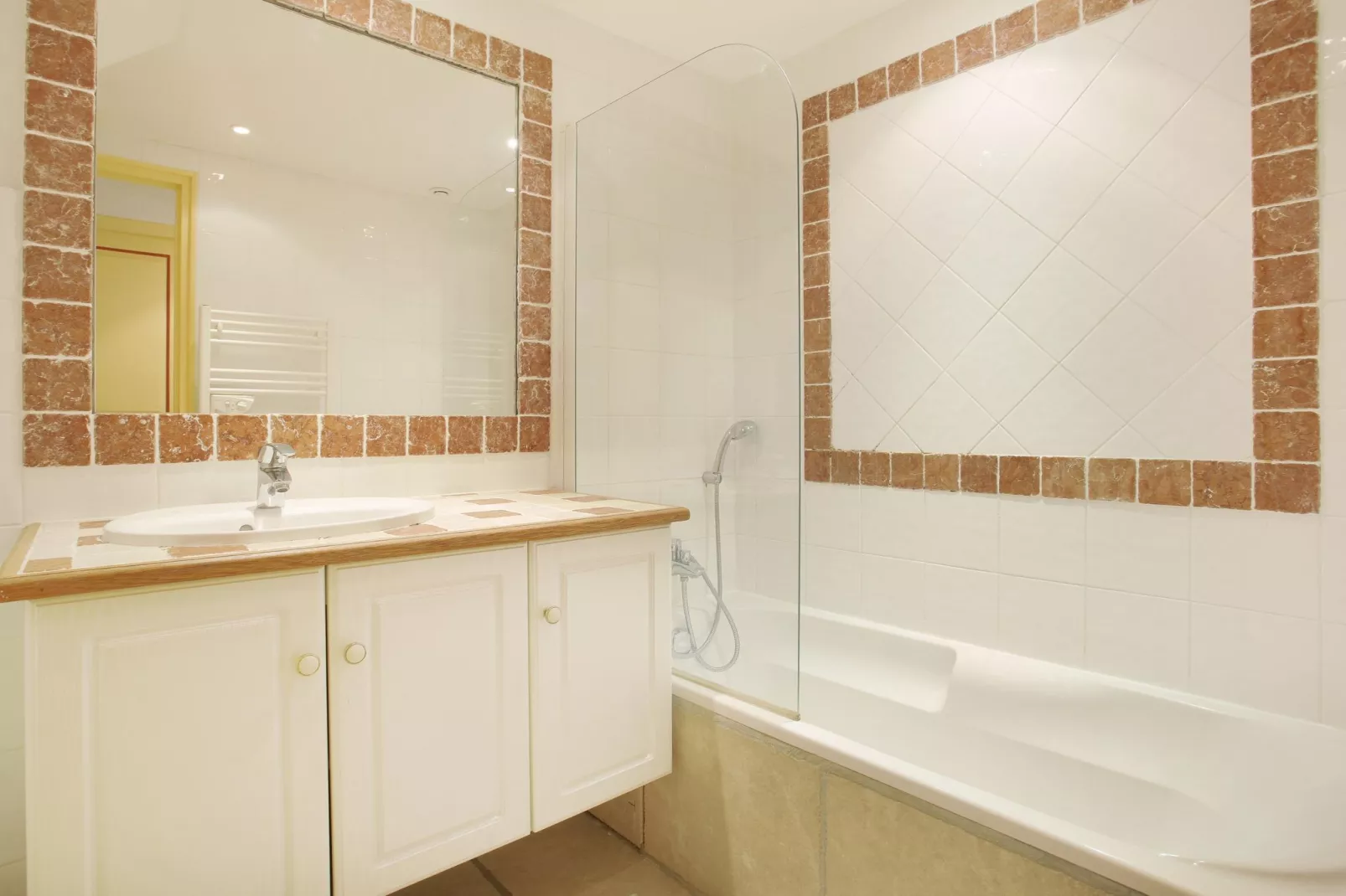 La Bastide des Chênes 1-Bathroom