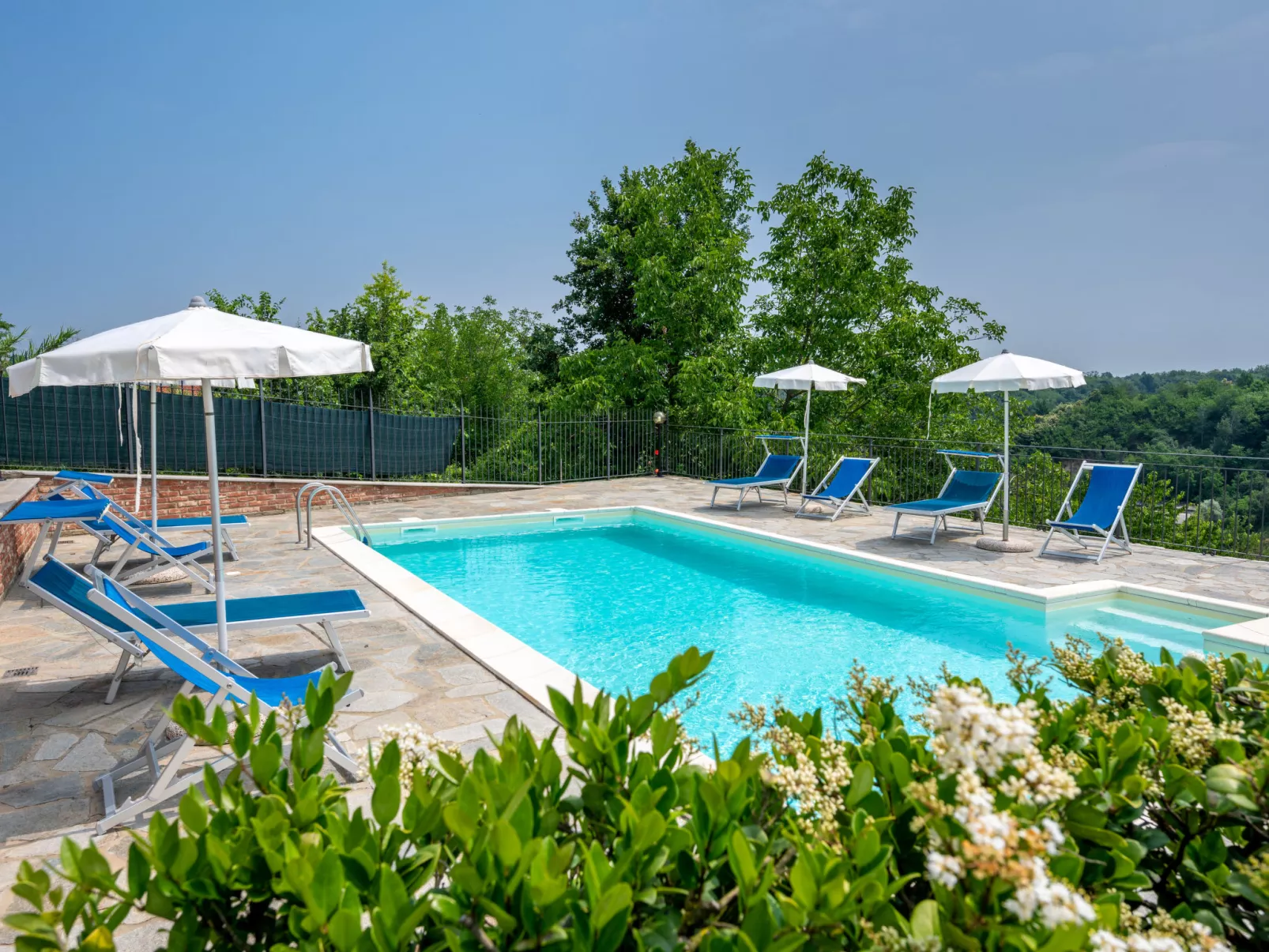 Bricco delle Rondini-Outside