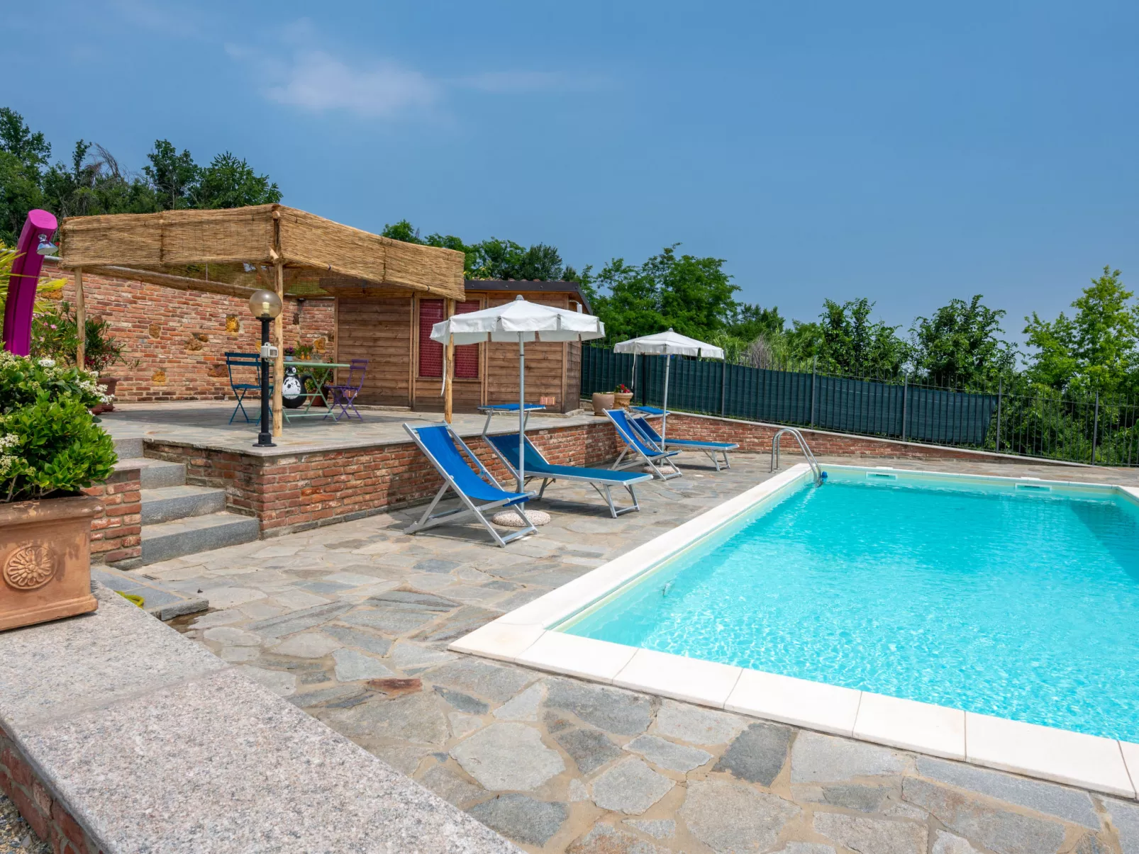 Bricco delle Rondini-Outside