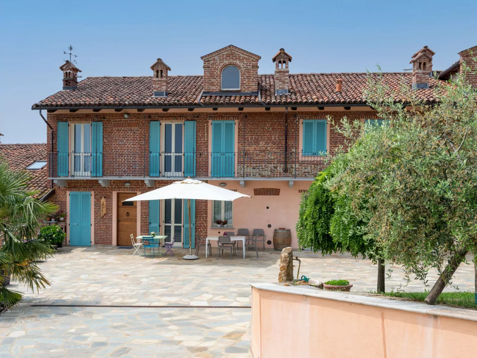 Bricco delle Rondini-Outside
