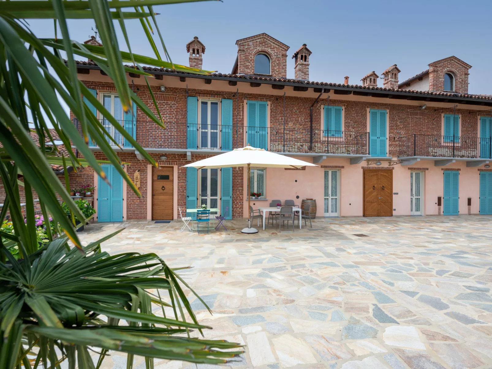 Bricco delle Rondini-Outside