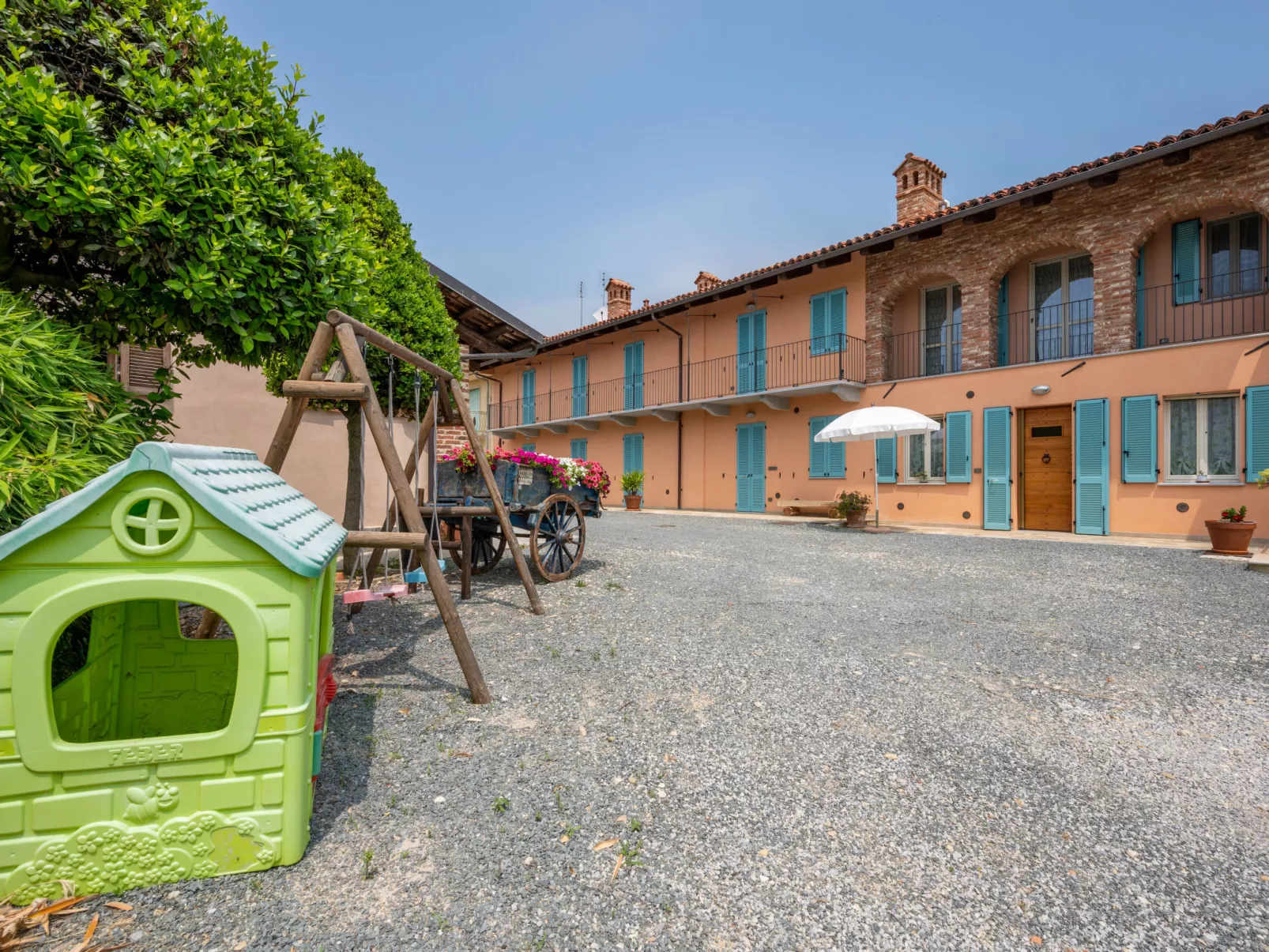 Bricco delle Rondini-Outside