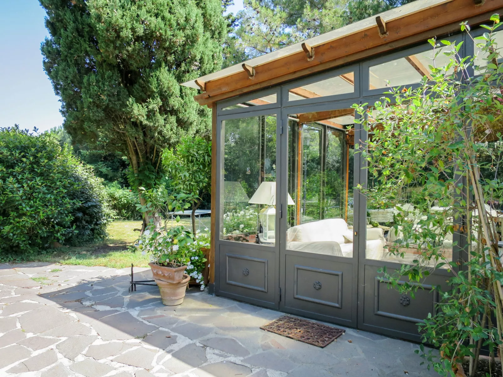 La Casa Vivente-Outside
