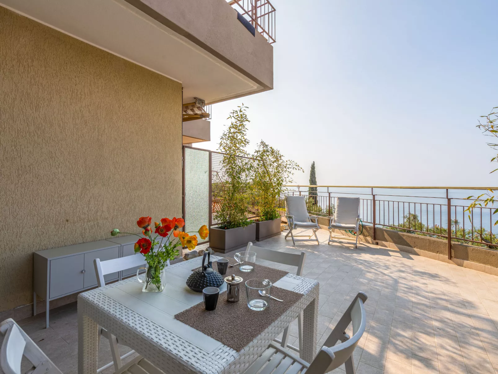 Calandre Suite-Outside