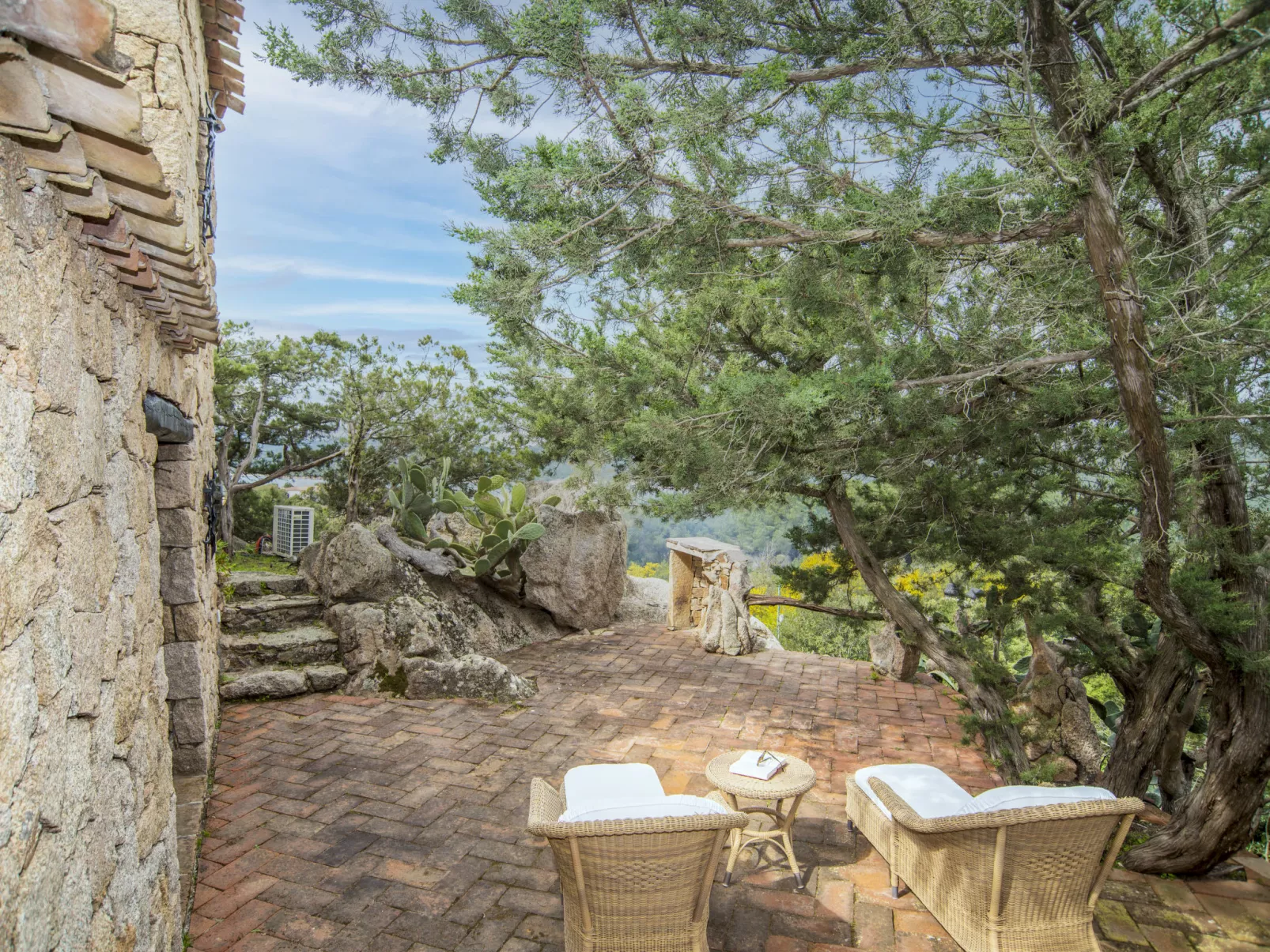 Roccia di Volpe-Outside