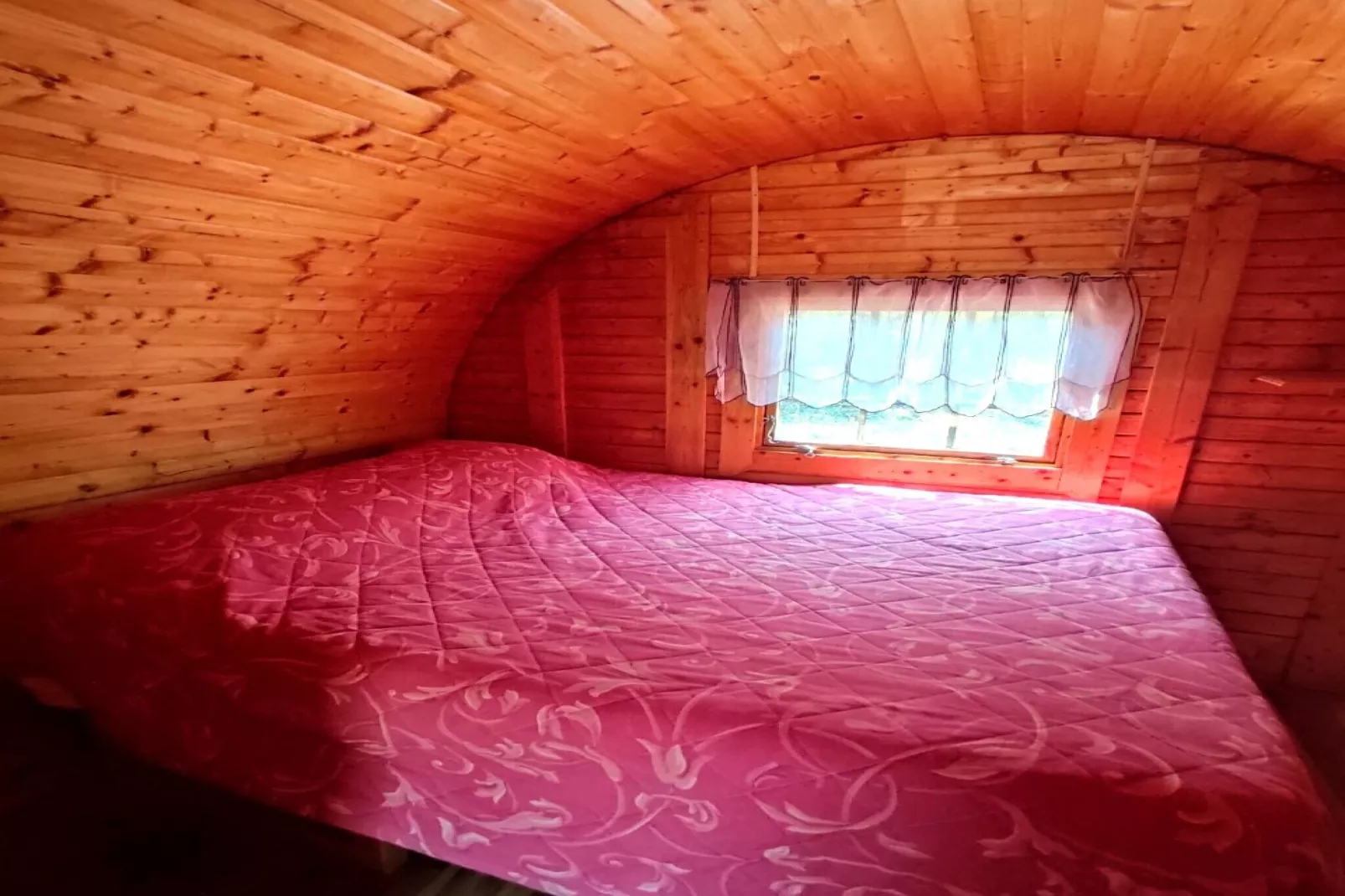 Tonneaux Sarrians-Bedroom