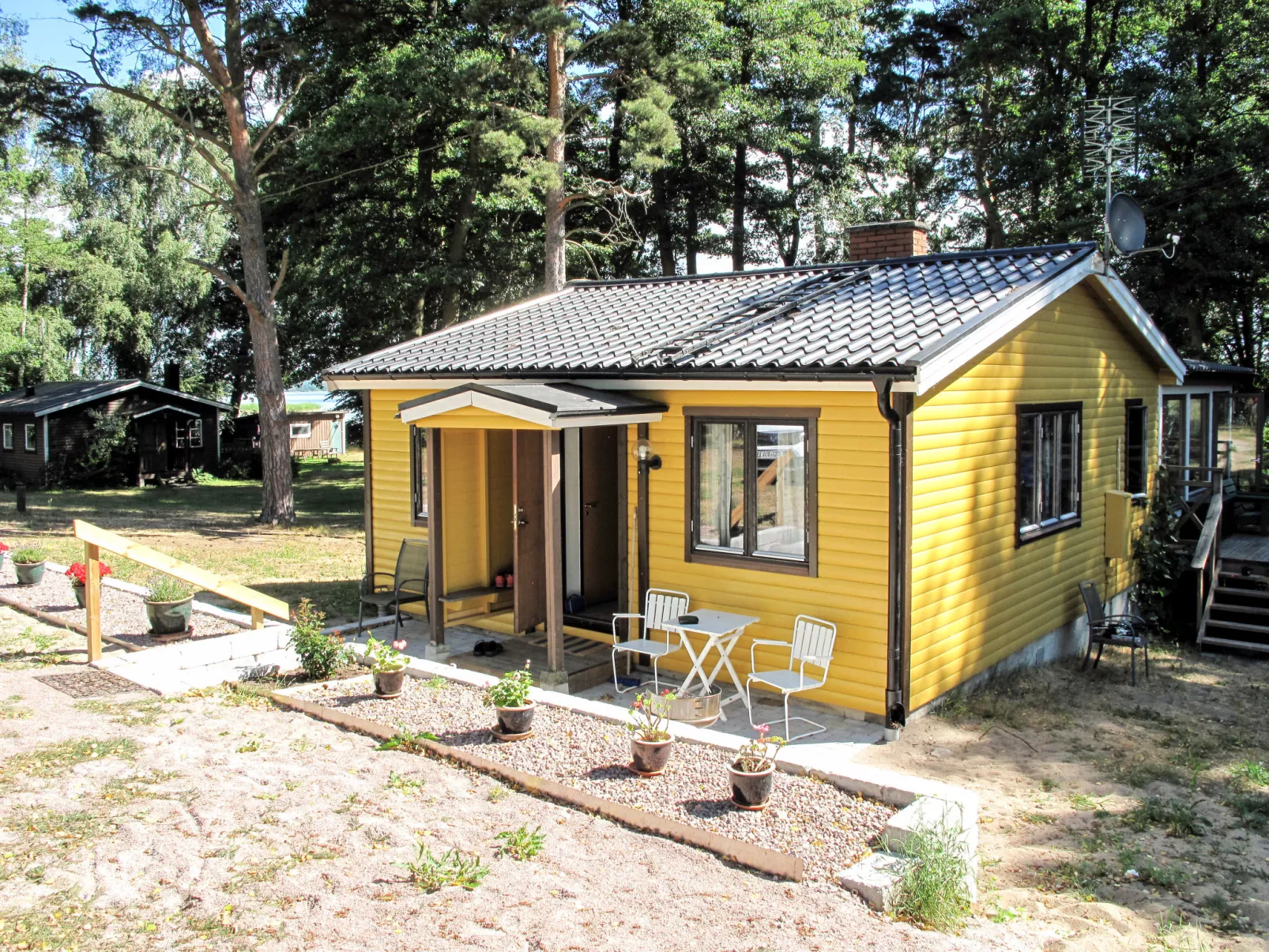 Kjuge Gula Huset-Outside