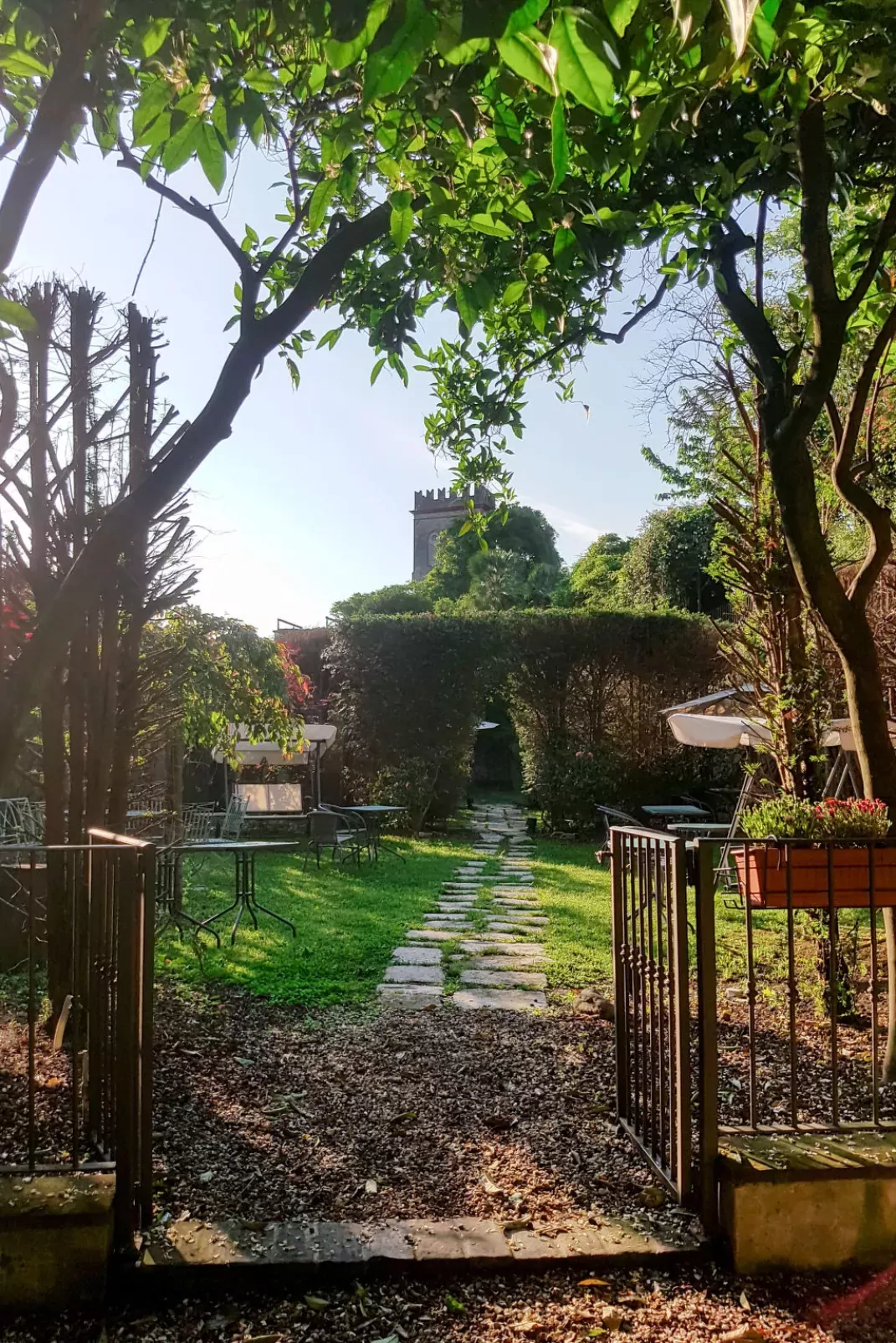 Camelot (FLG204)-Outside