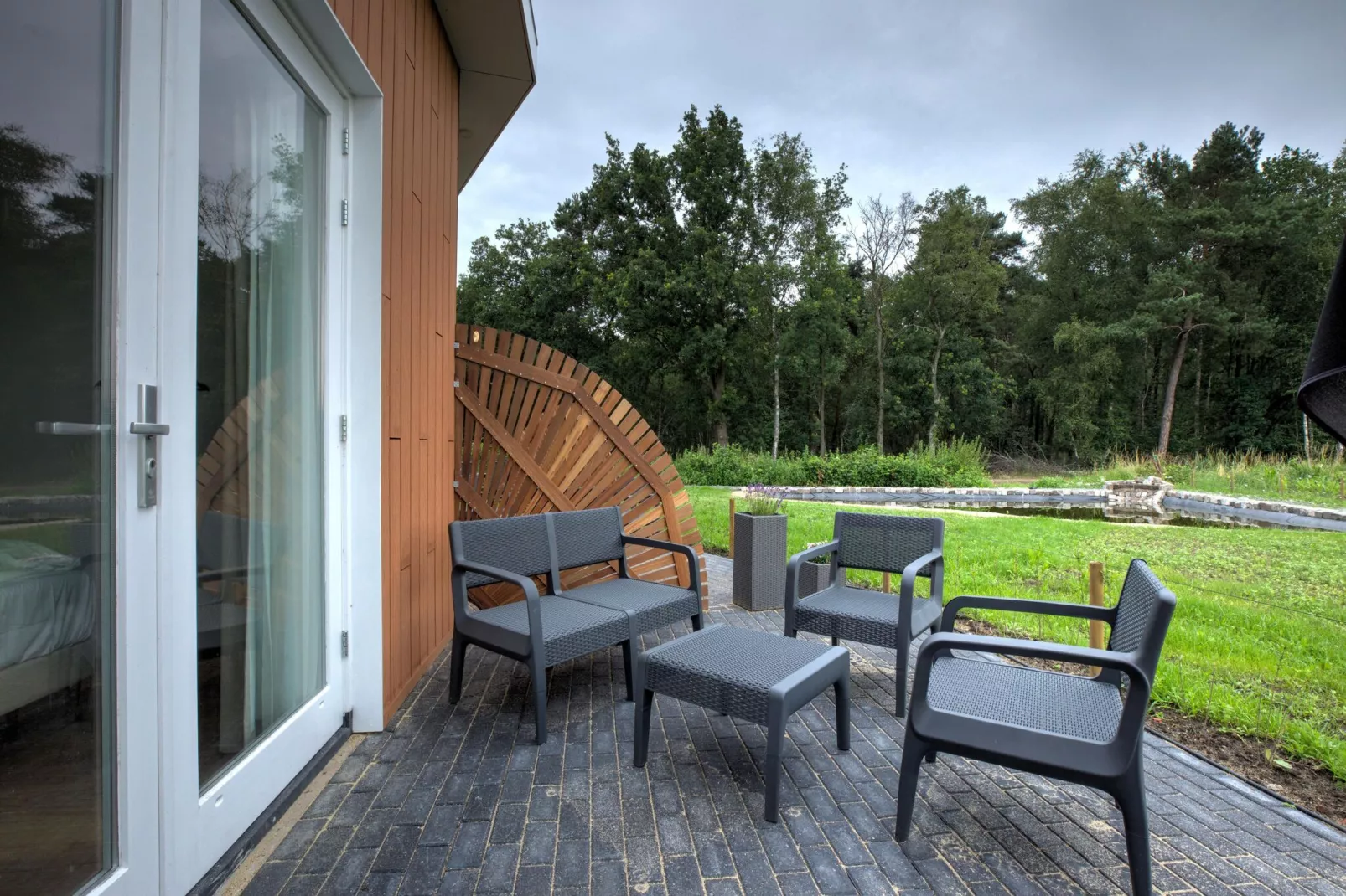 NR 4-Terrace balcony