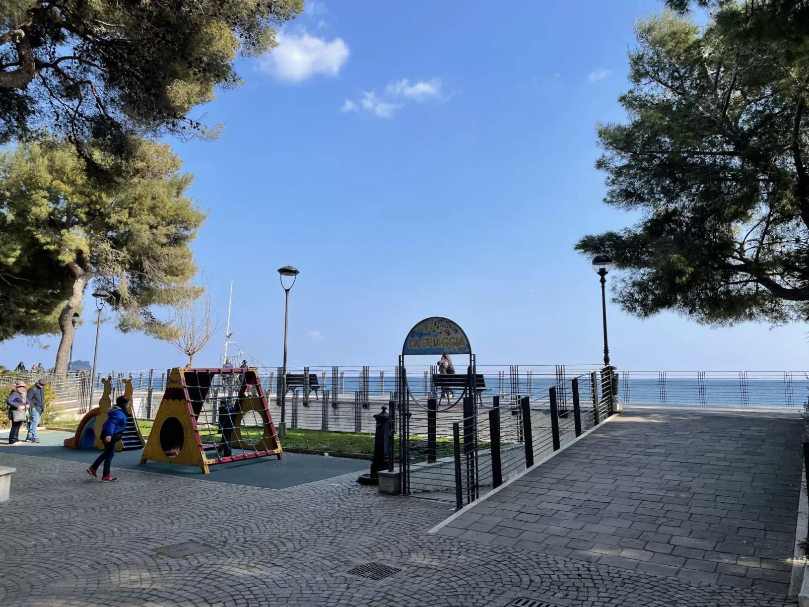 Tra Sole e Mare-Outside