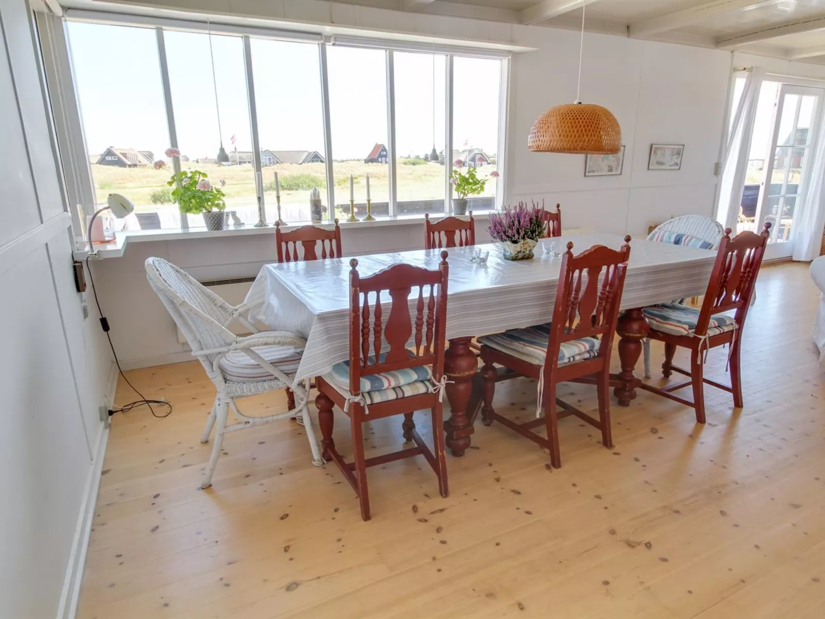 "Jamie" - 200m from the sea-Drinnen
