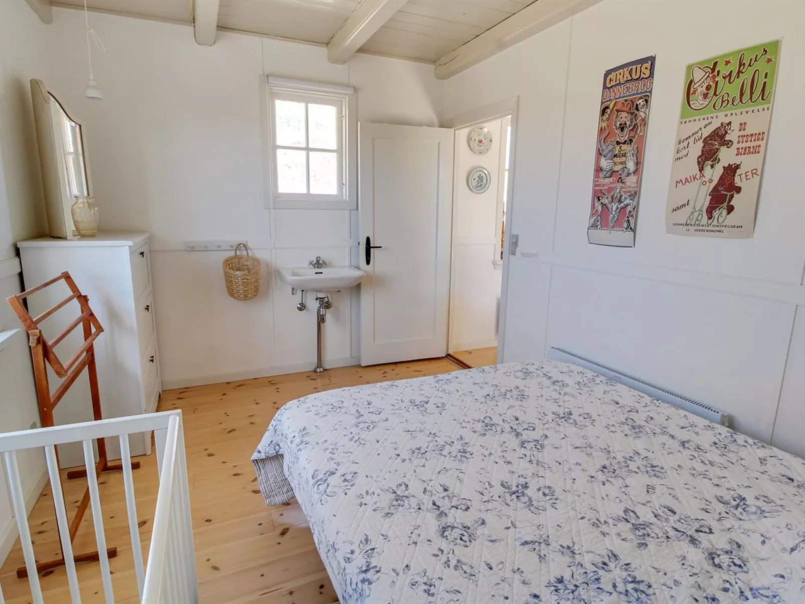 "Jamie" - 200m from the sea-Drinnen