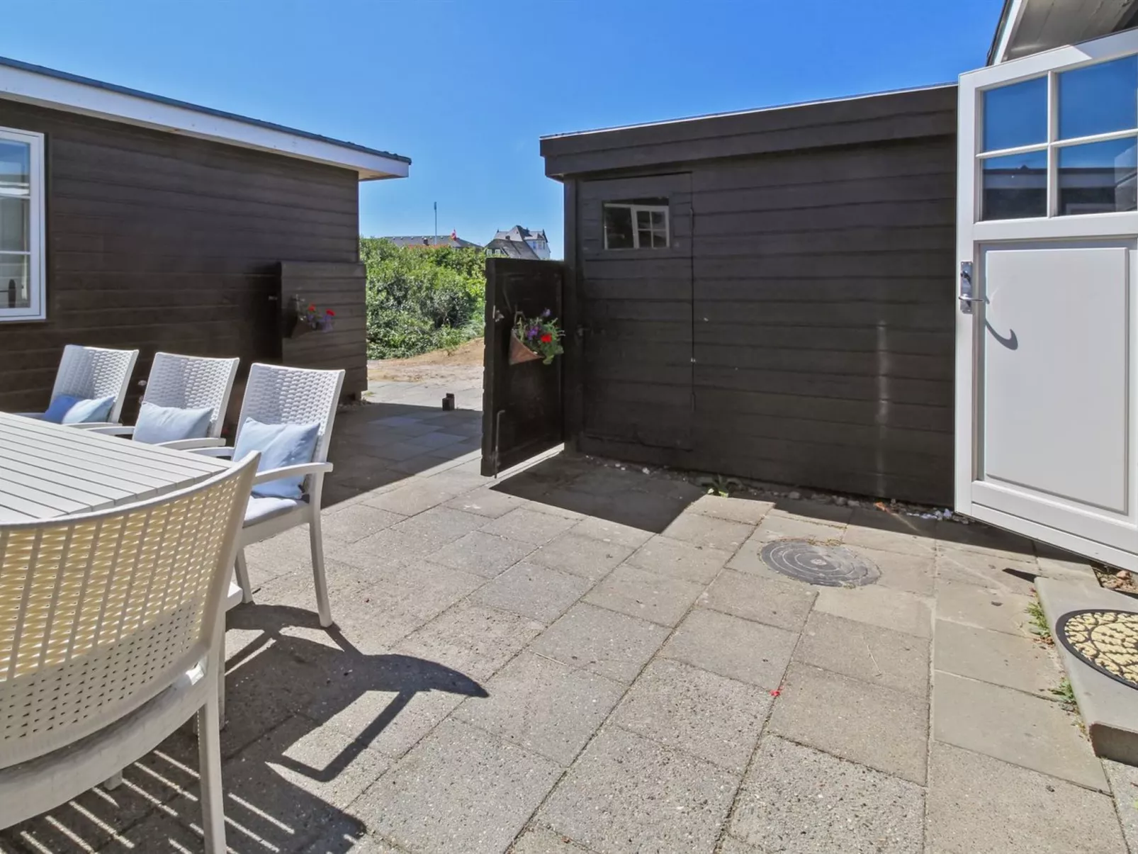 "Jamie" - 200m from the sea-Drinnen